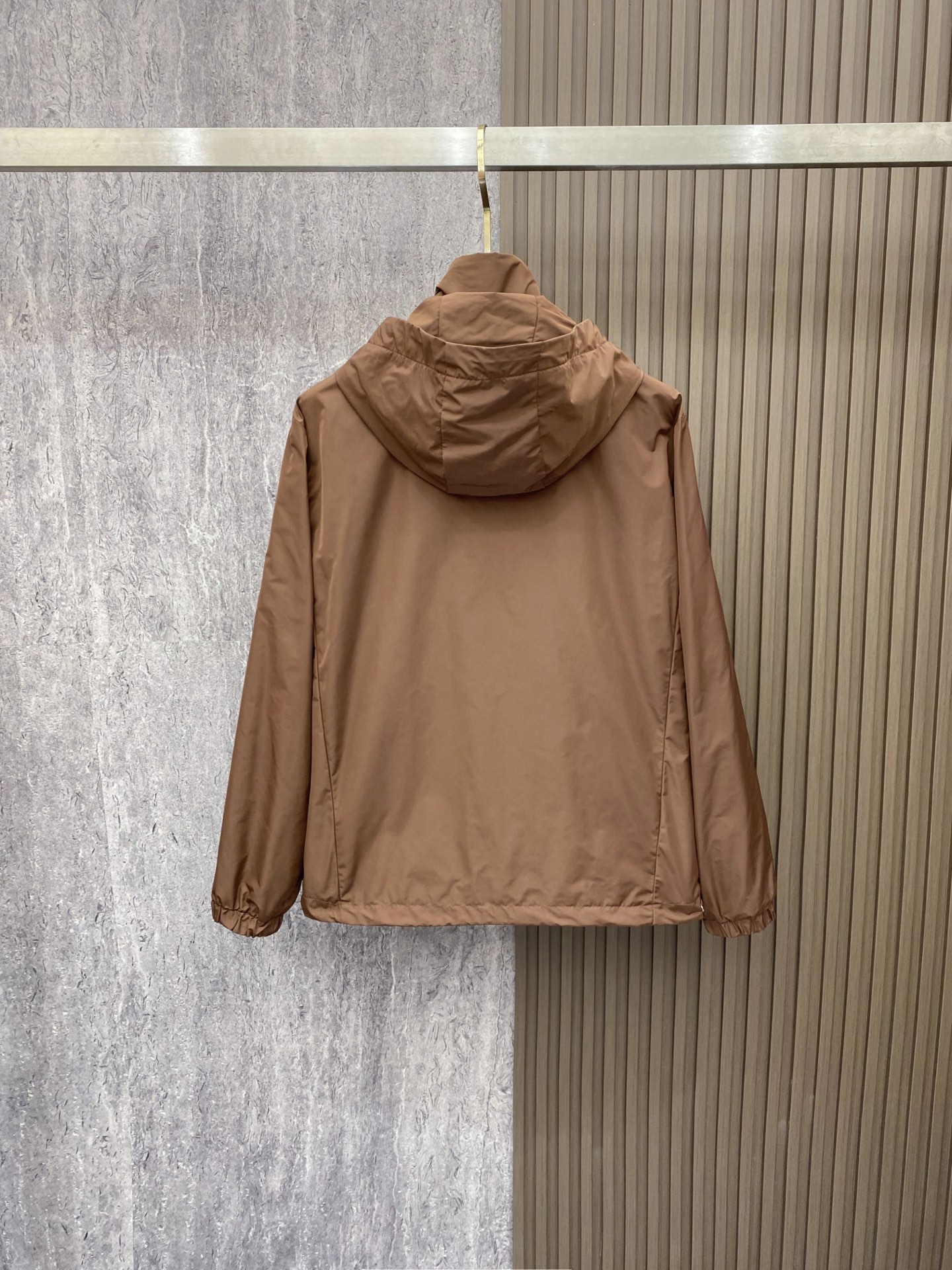 Prada 普拉达 2026ss春季新款连帽夹克外套全高端版本！高定专柜面料辅料，透气舒适度高，细节无可