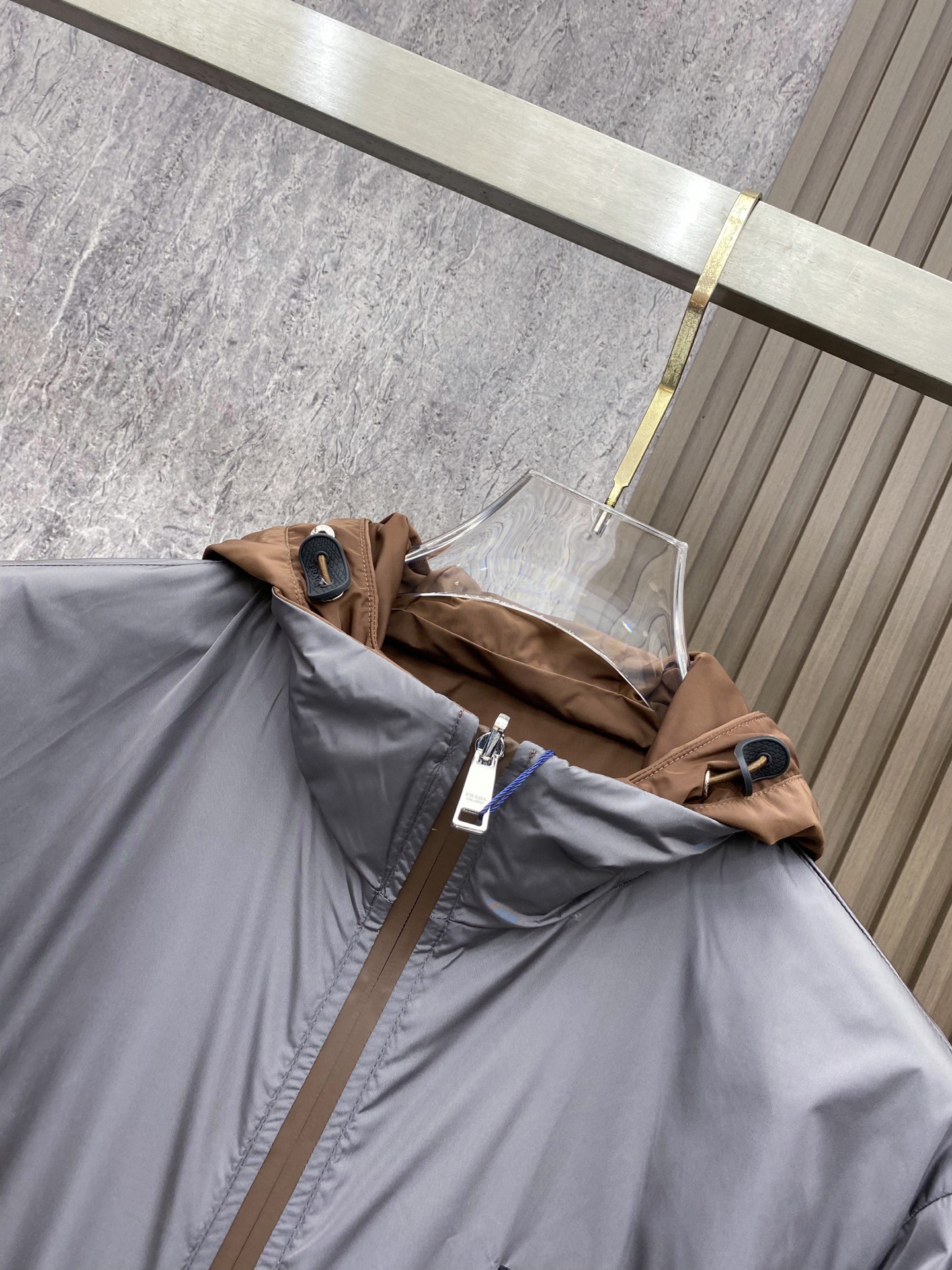 Prada 普拉达 2026ss春季新款连帽夹克外套全高端版本！高定专柜面料辅料，透气舒适度高，细节无可