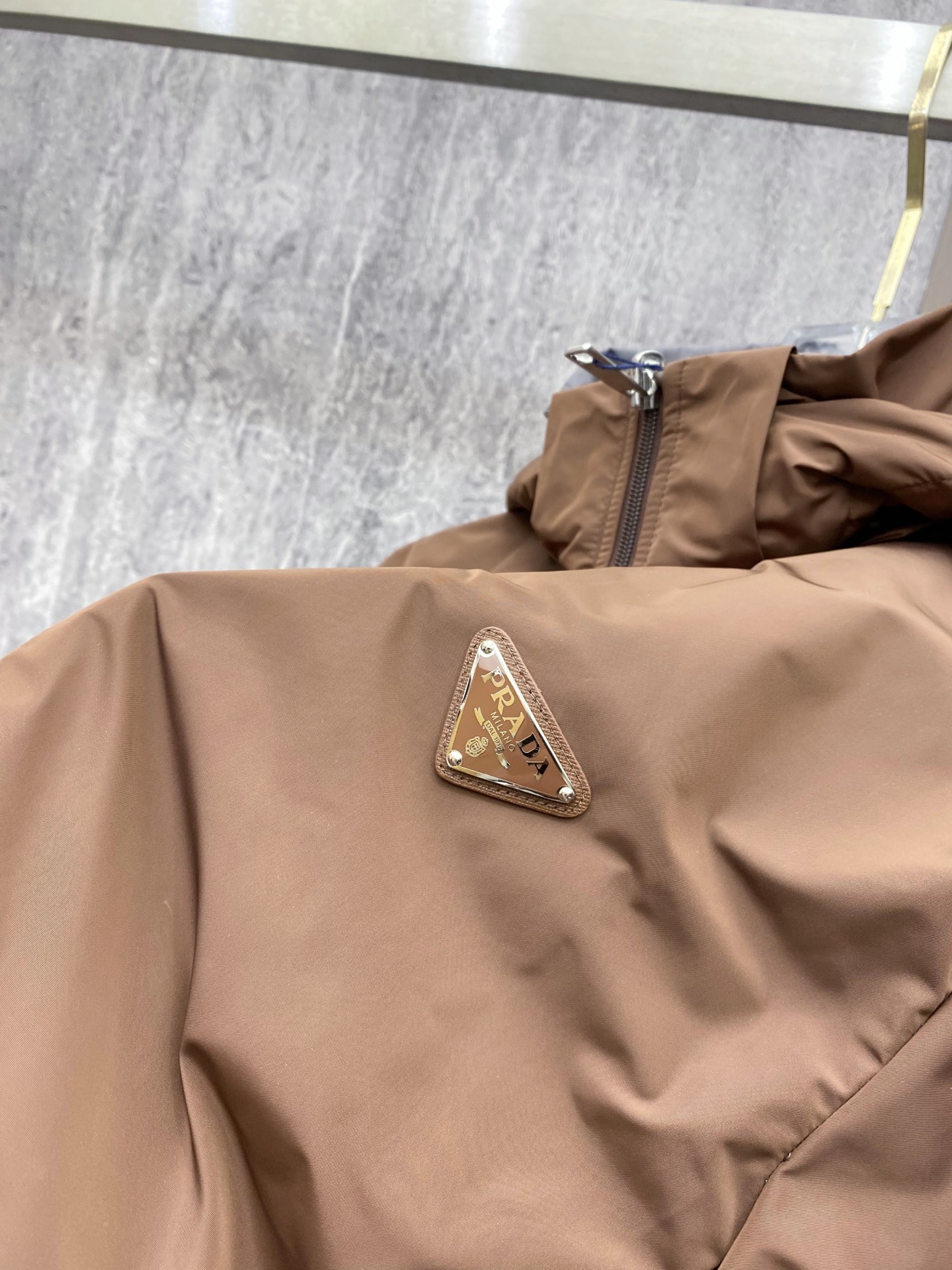 Prada 普拉达 2026ss春季新款连帽夹克外套全高端版本！高定专柜面料辅料，透气舒适度高，细节无可