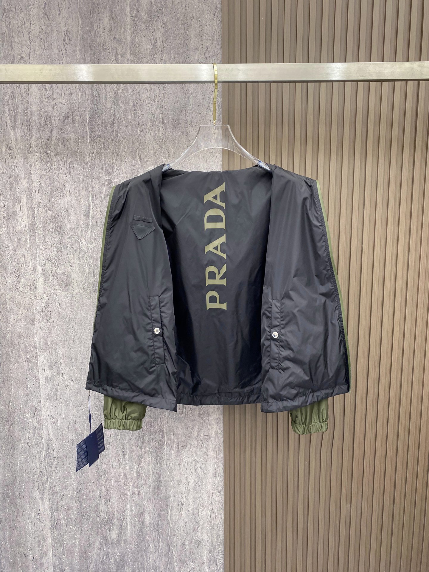 Prada 普拉达 2026ss春季新款连帽夹克外套全高端版本！高定专柜面料辅料，透气舒适度高，细节无可