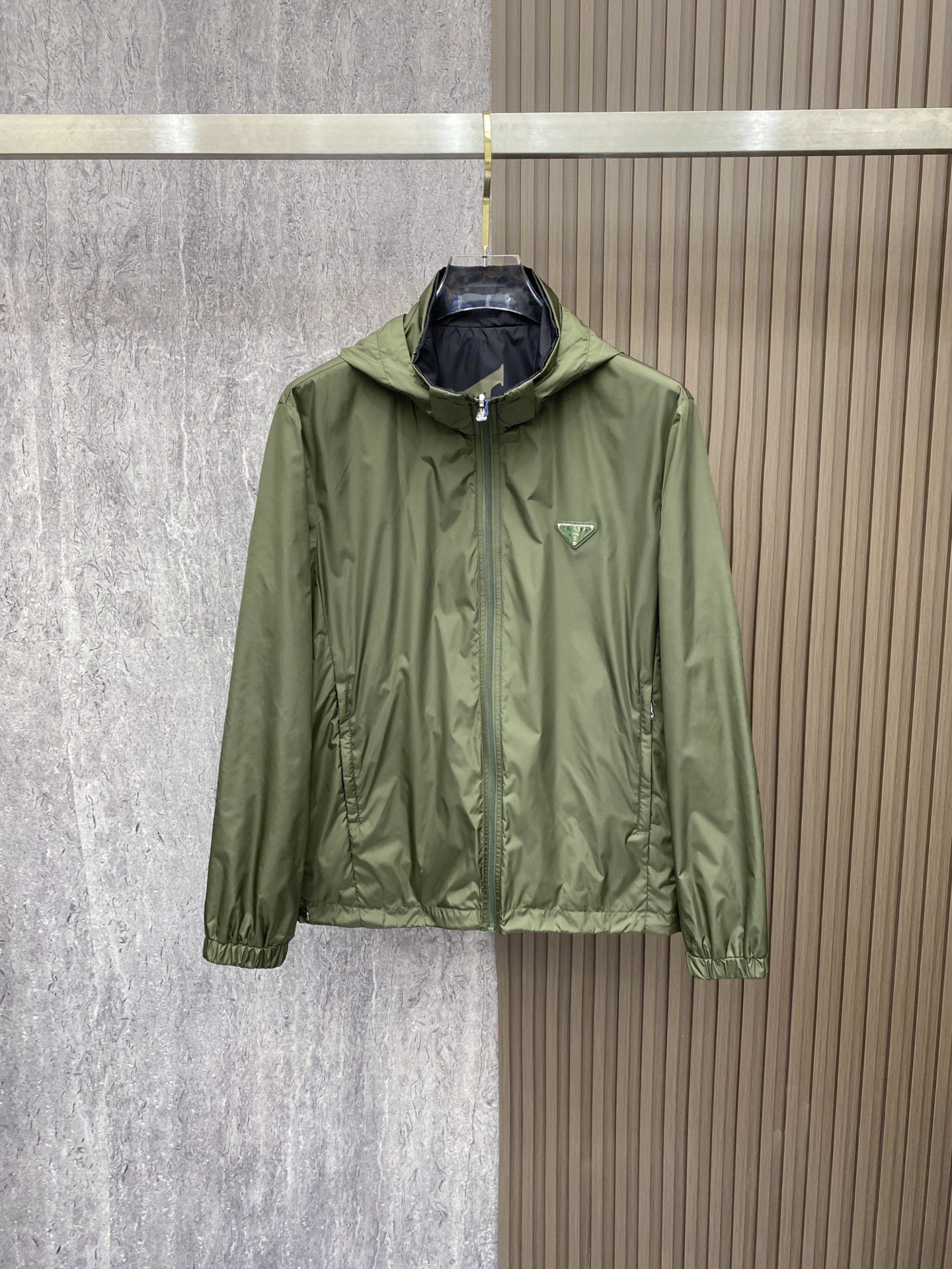 Prada 普拉达 2026ss春季新款连帽夹克外套全高端版本！高定专柜面料辅料，透气舒适度高，细节无可