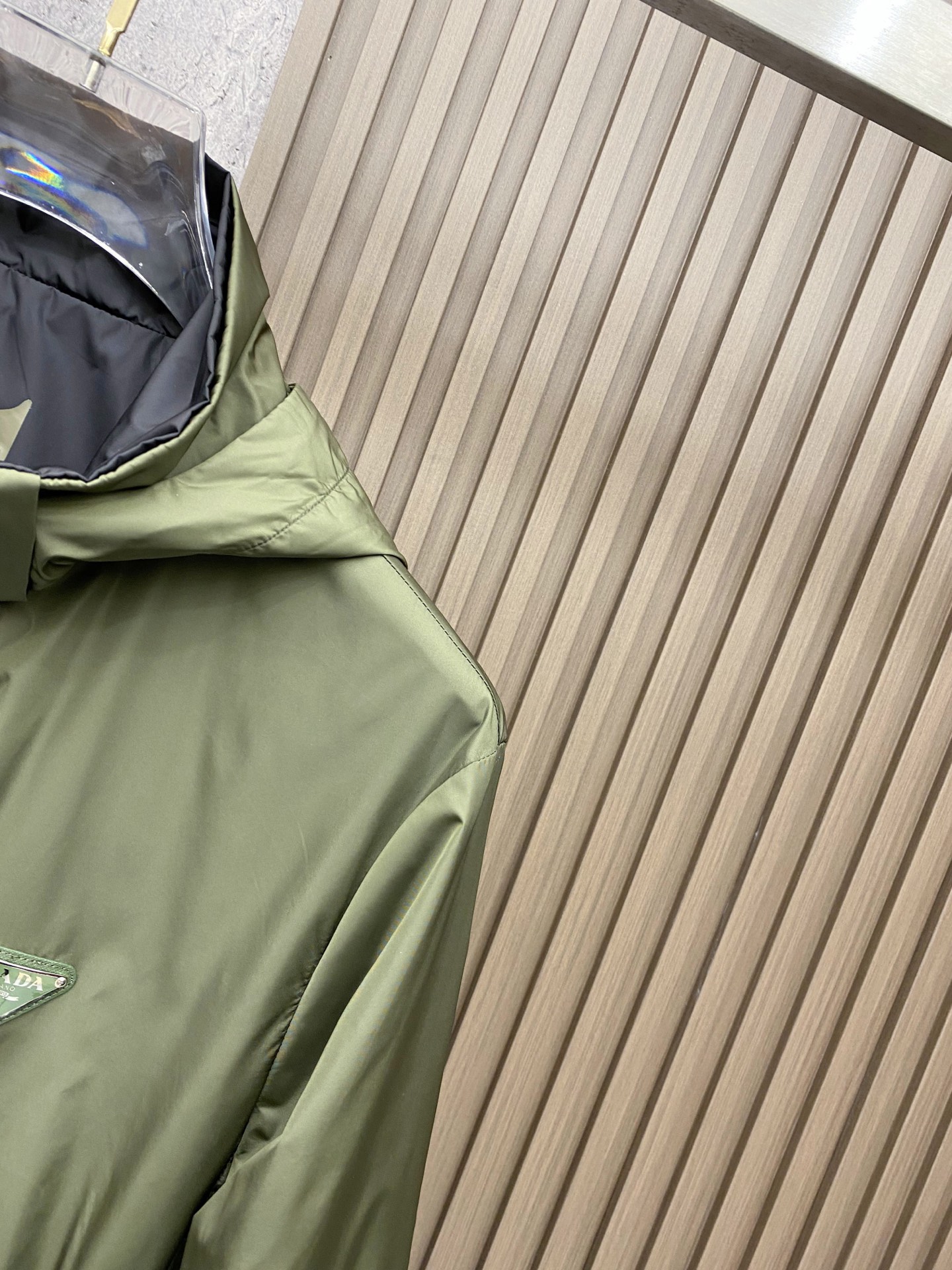 Prada 普拉达 2026ss春季新款连帽夹克外套全高端版本！高定专柜面料辅料，透气舒适度高，细节无可