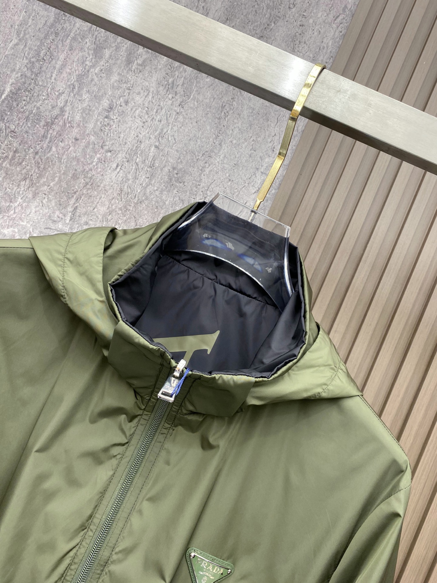 Prada 普拉达 2026ss春季新款连帽夹克外套全高端版本！高定专柜面料辅料，透气舒适度高，细节无可
