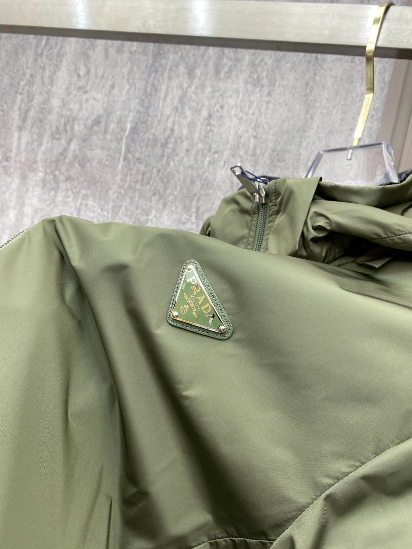 Prada 普拉达 2026ss春季新款连帽夹克外套全高端版本！高定专柜面料辅料，透气舒适度高，细节无可