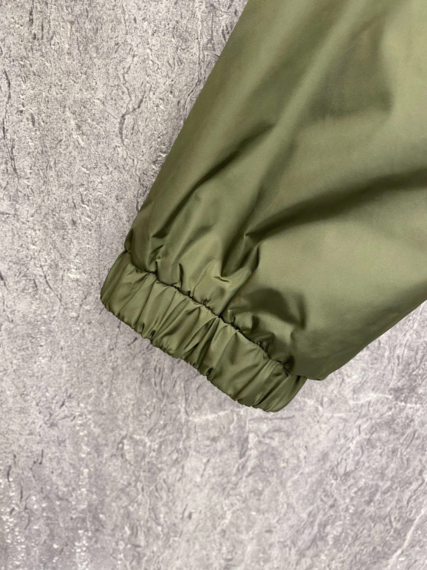 Prada 普拉达 2026ss春季新款连帽夹克外套全高端版本！高定专柜面料辅料，透气舒适度高，细节无可