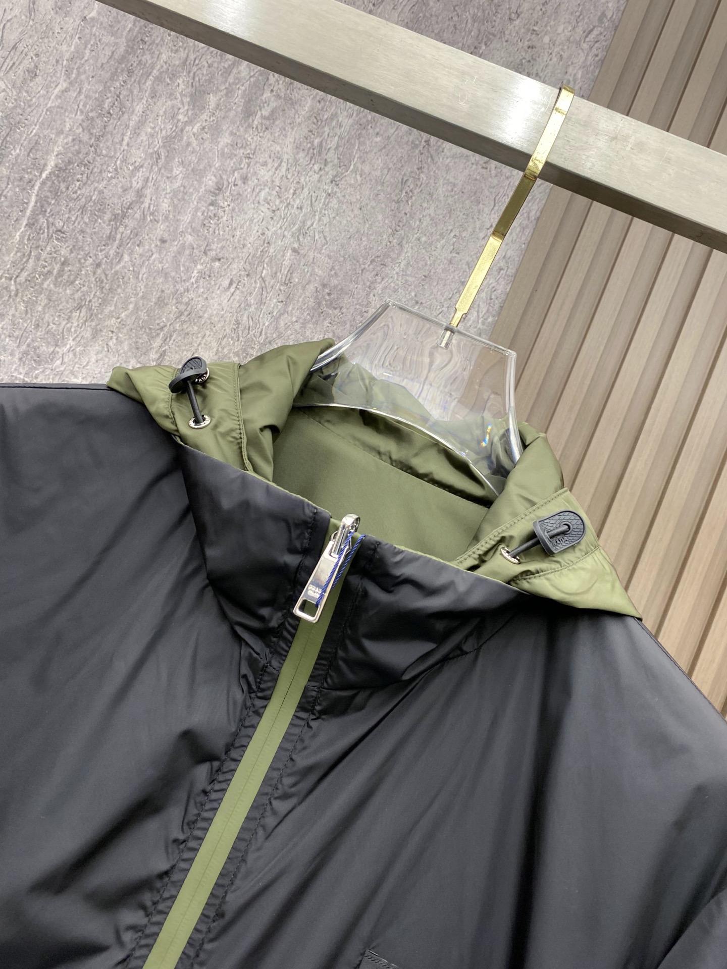 Prada 普拉达 2026ss春季新款连帽夹克外套全高端版本！高定专柜面料辅料，透气舒适度高，细节无可