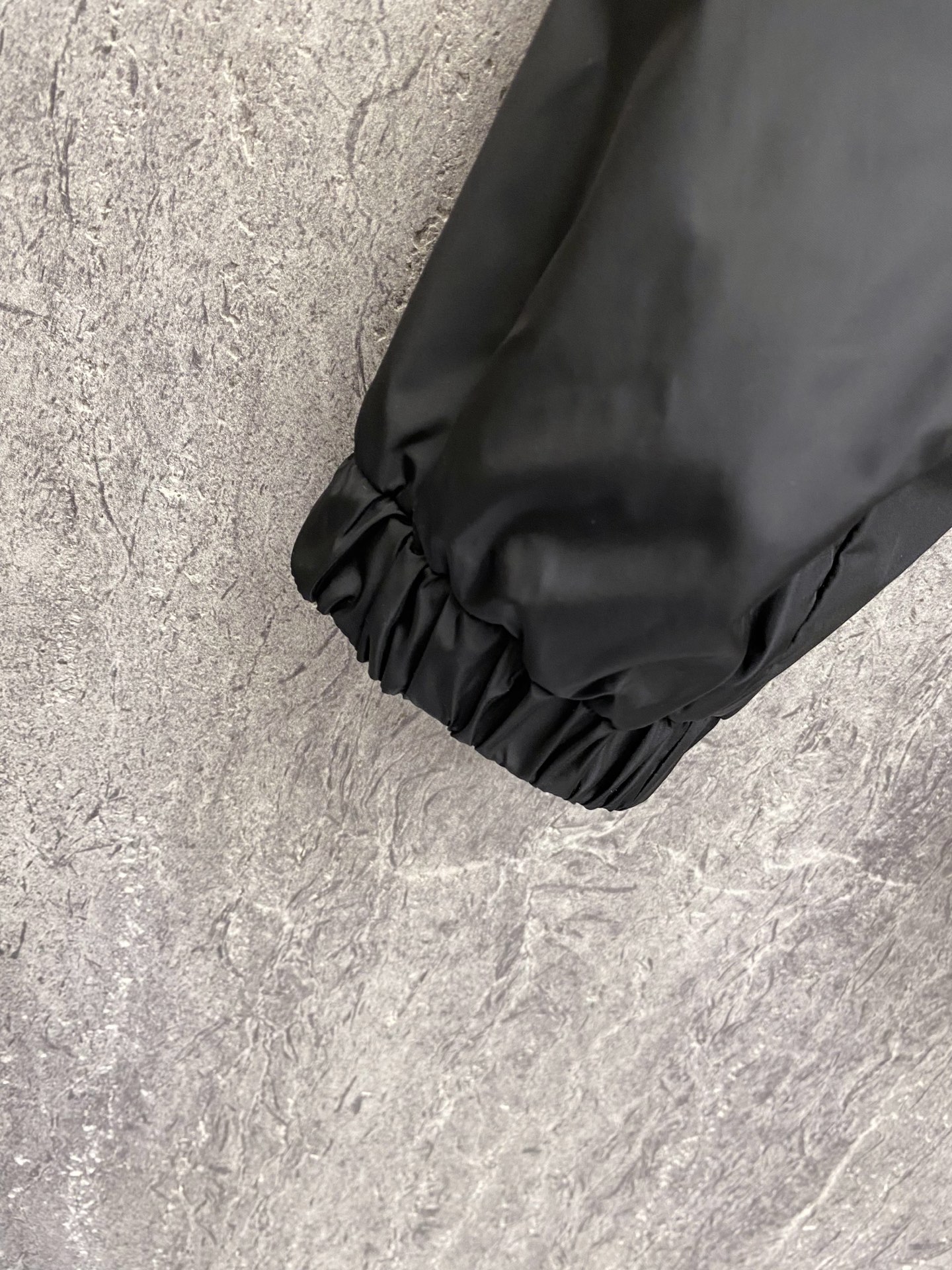 Prada 普拉达 2026ss春季新款连帽夹克外套全高端版本！高定专柜面料辅料，透气舒适度高，细节无可