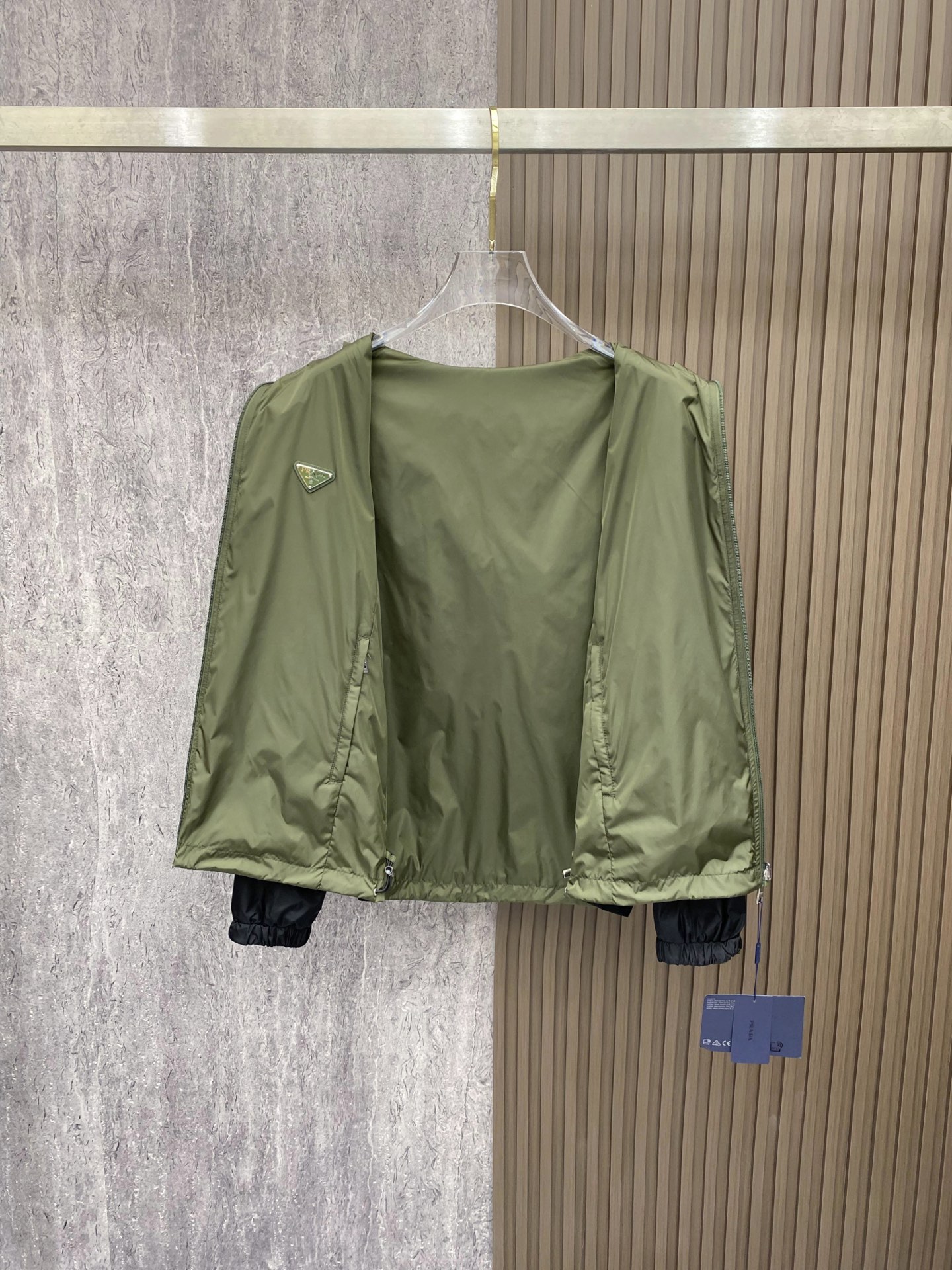 Prada 普拉达 2026ss春季新款连帽夹克外套全高端版本！高定专柜面料辅料，透气舒适度高，细节无可