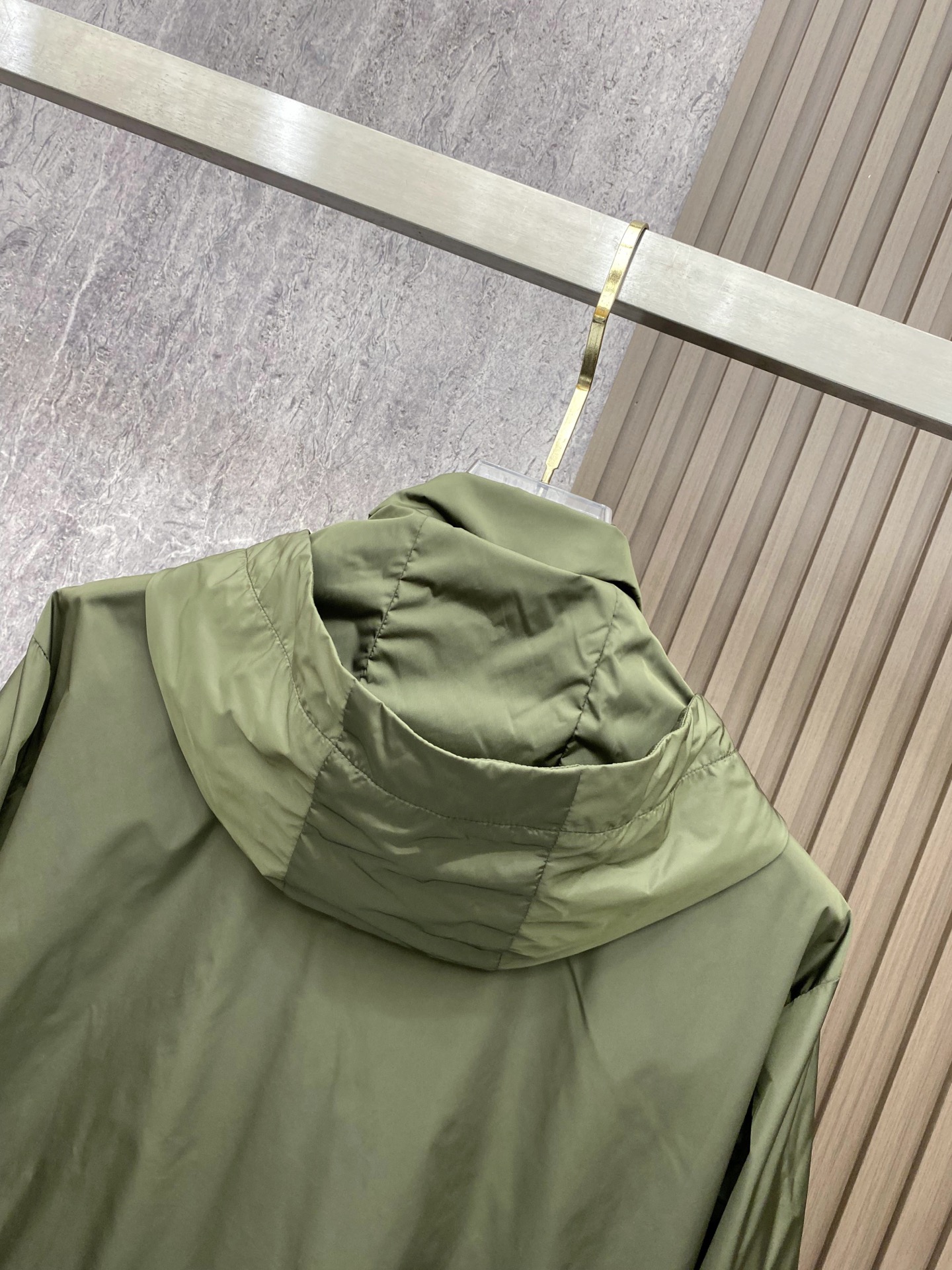 Prada 普拉达 2026ss春季新款连帽夹克外套全高端版本！高定专柜面料辅料，透气舒适度高，细节无可