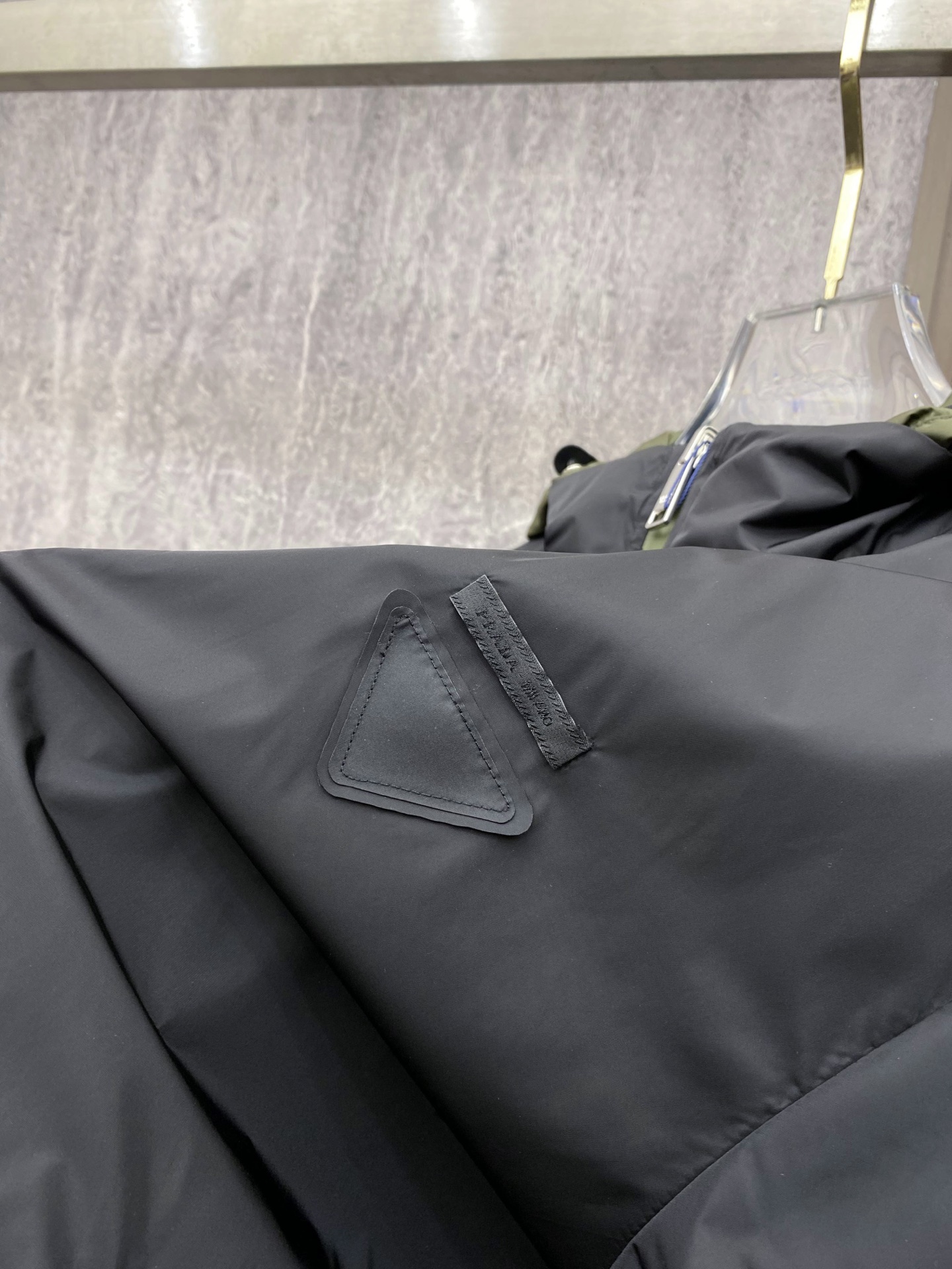 Prada 普拉达 2026ss春季新款连帽夹克外套全高端版本！高定专柜面料辅料，透气舒适度高，细节无可