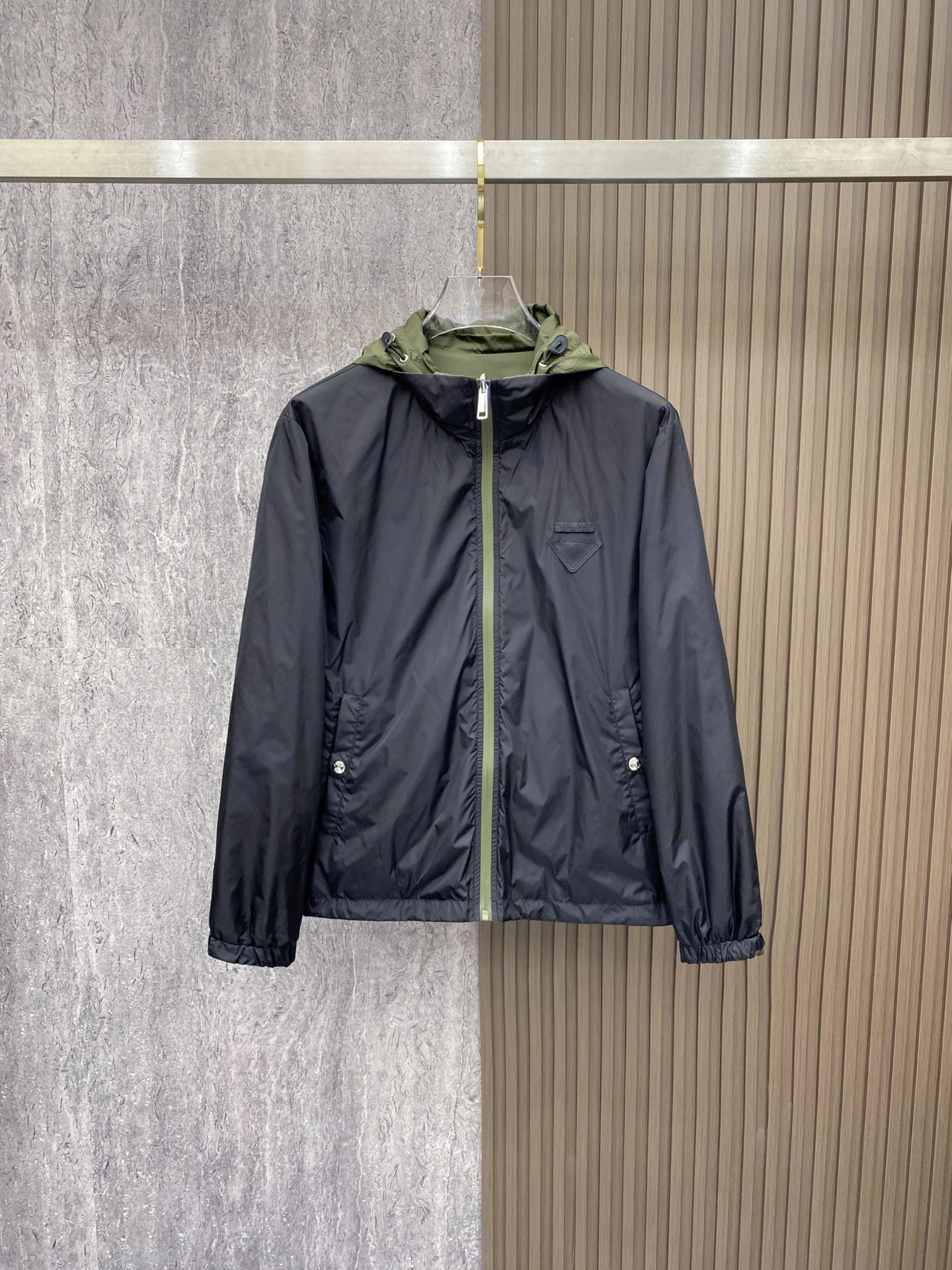 Prada 普拉达 2026ss春季新款连帽夹克外套全高端版本！高定专柜面料辅料，透气舒适度高，细节无可