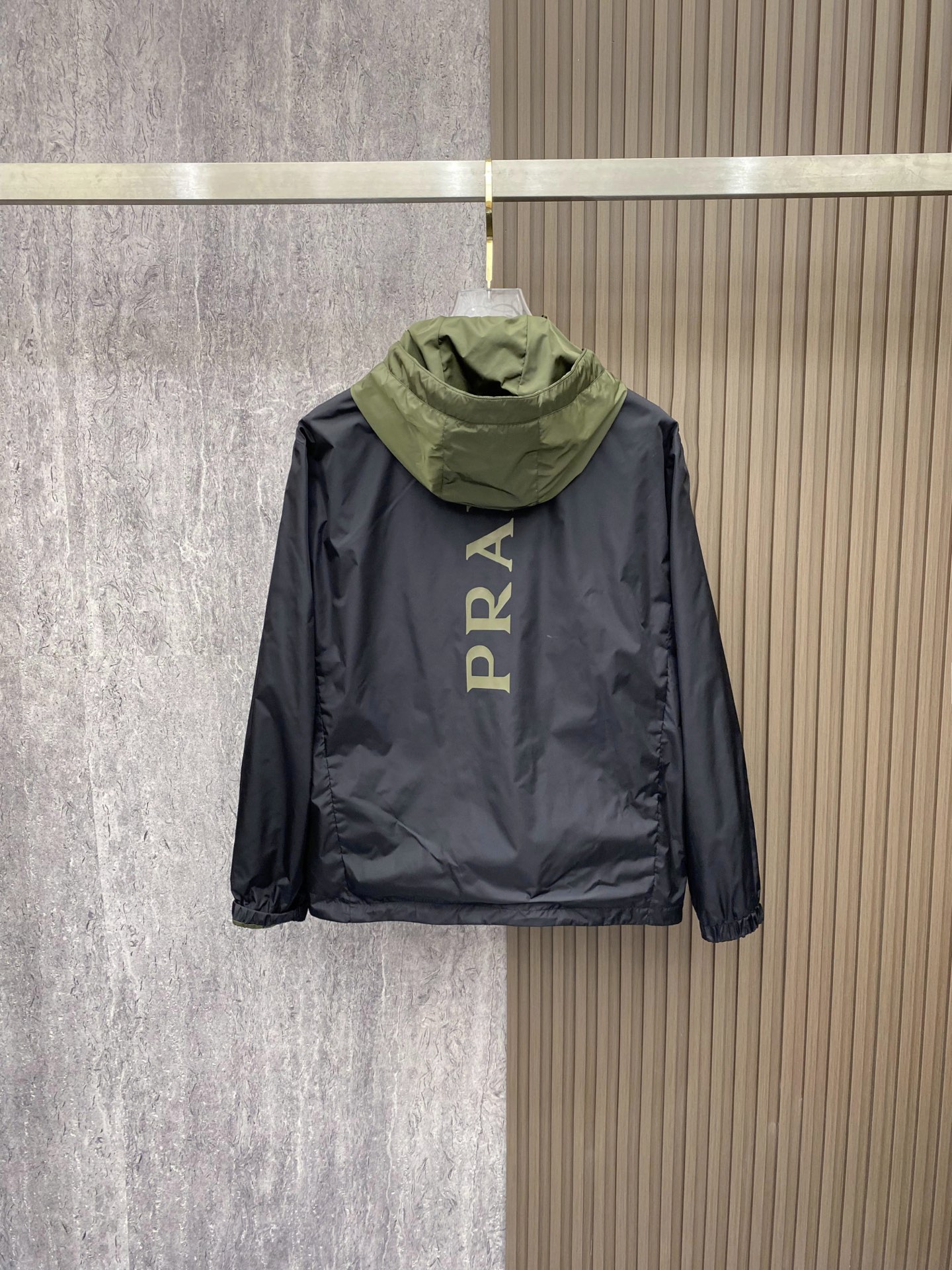 Prada 普拉达 2026ss春季新款连帽夹克外套全高端版本！高定专柜面料辅料，透气舒适度高，细节无可