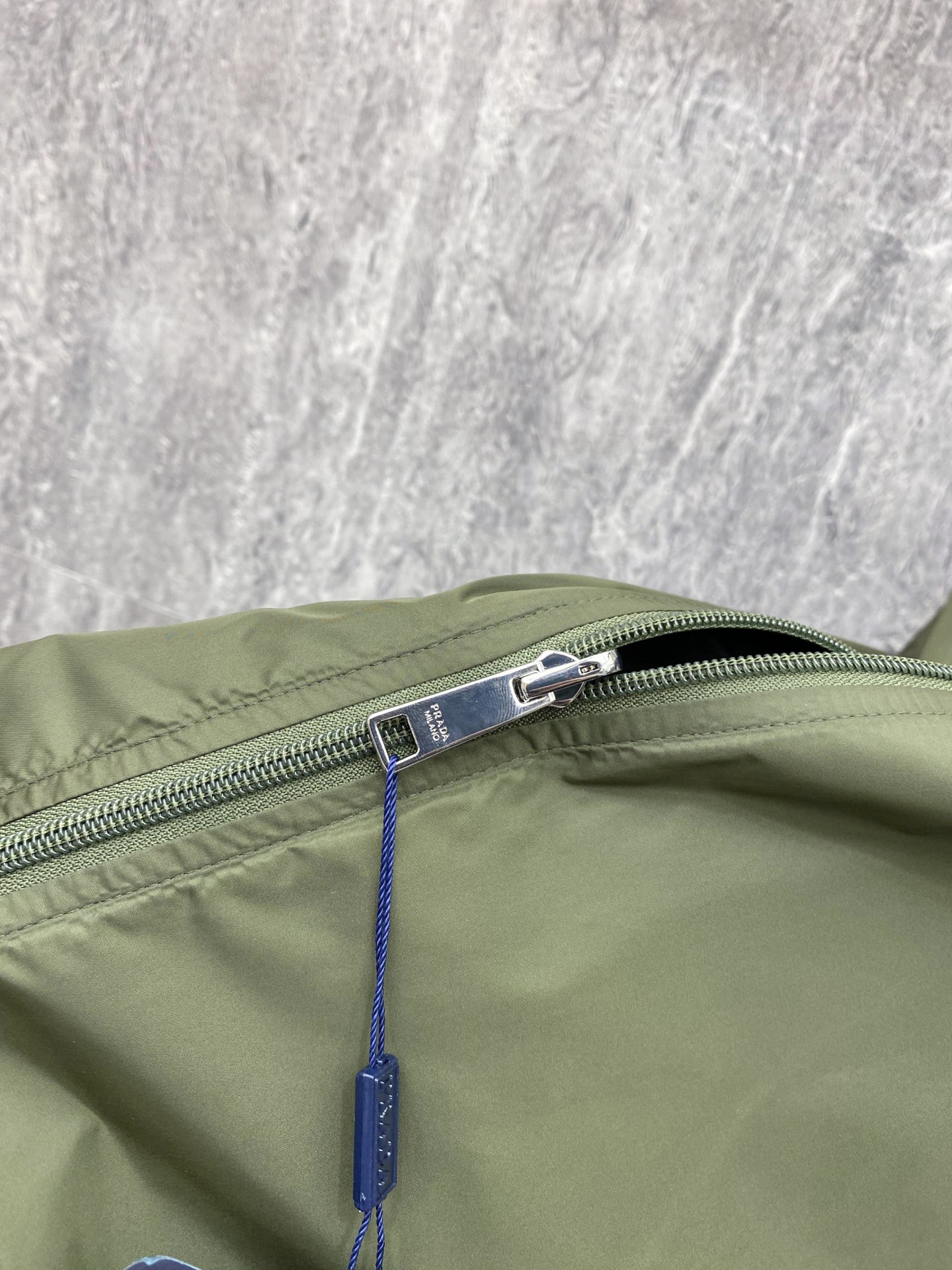 Prada 普拉达 2026ss春季新款连帽夹克外套全高端版本！高定专柜面料辅料，透气舒适度高，细节无可