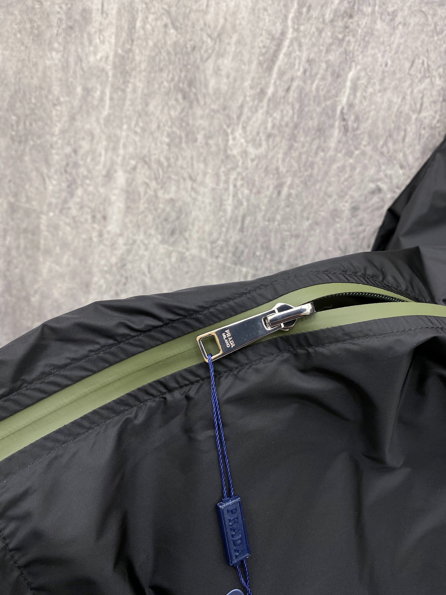 Prada 普拉达 2026ss春季新款连帽夹克外套全高端版本！高定专柜面料辅料，透气舒适度高，细节无可