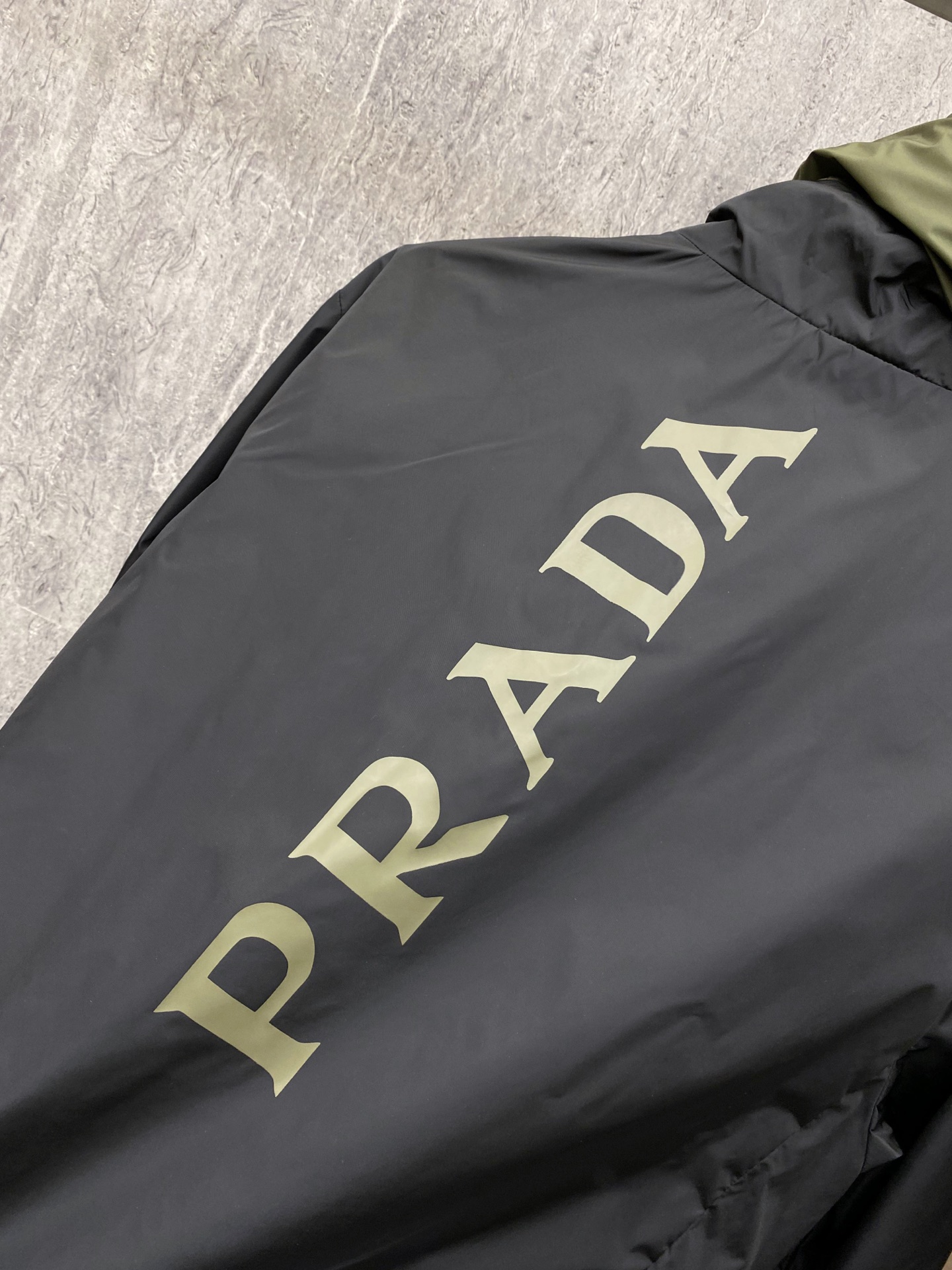 Prada 普拉达 2026ss春季新款连帽夹克外套全高端版本！高定专柜面料辅料，透气舒适度高，细节无可