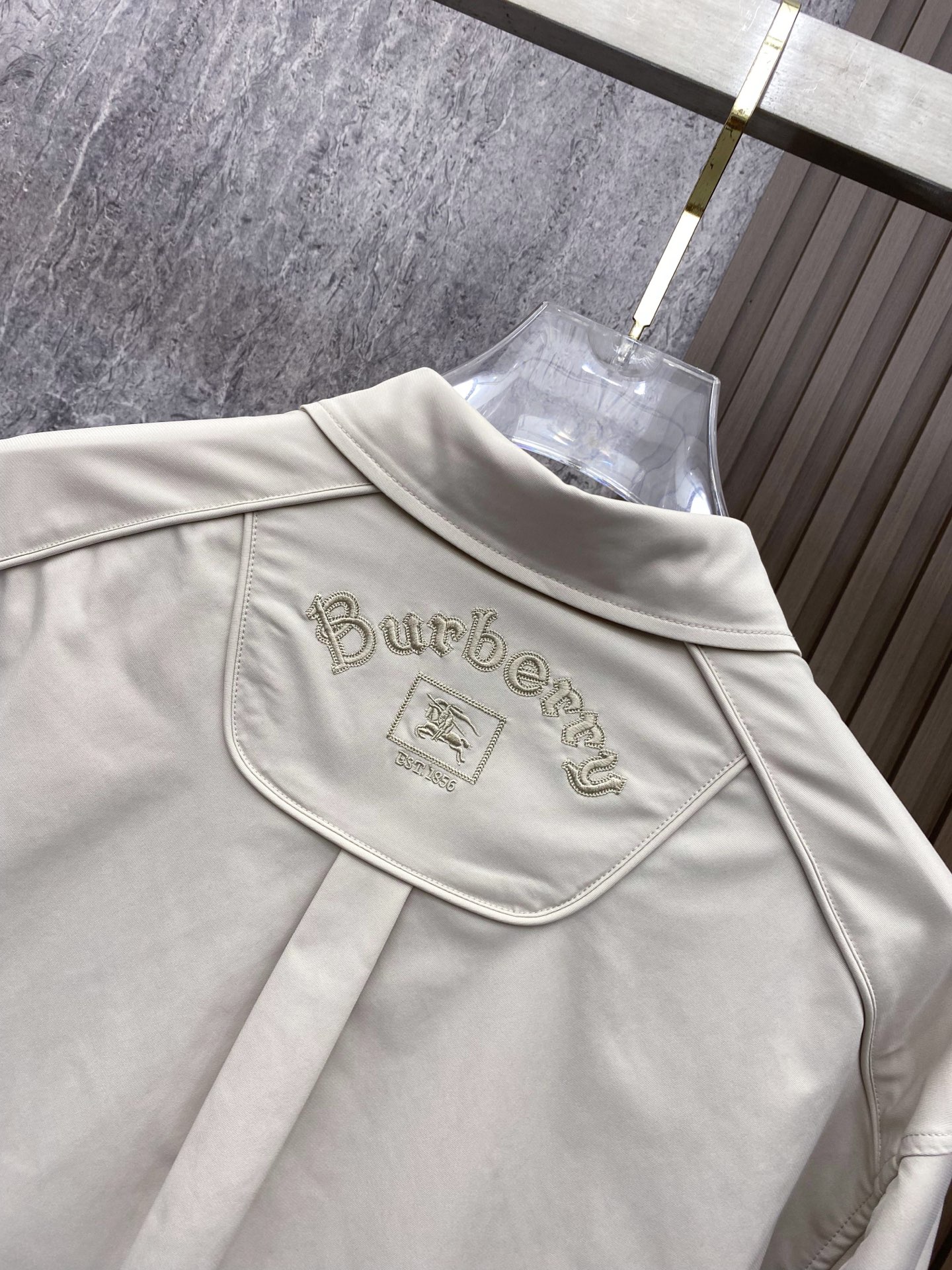 Burberry 巴宝莉2026ss春季新款夹克外套全高端版本！高定专柜面料辅料，透气舒适度高，细节无可