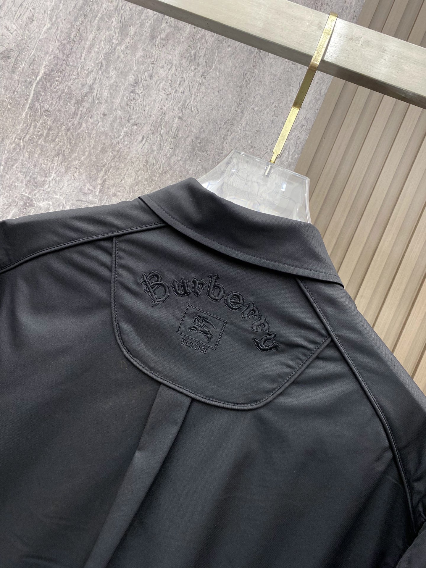 Burberry 巴宝莉2026ss春季新款夹克外套全高端版本！高定专柜面料辅料，透气舒适度高，细节无可