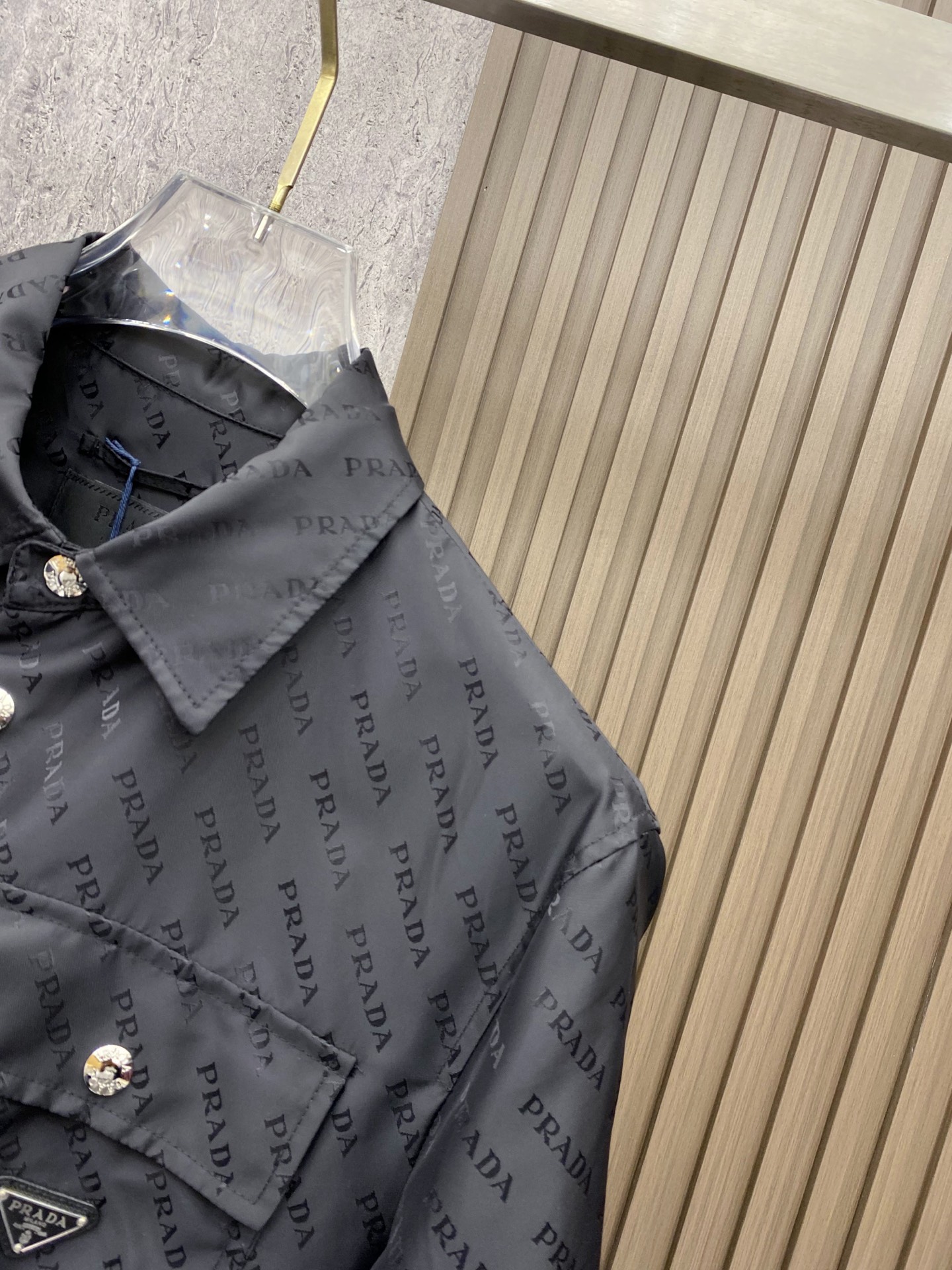 Prada 普拉达 2026ss春季新款夹克外套全高端版本！高定专柜面料辅料，透气舒适度高，细节无可挑剔