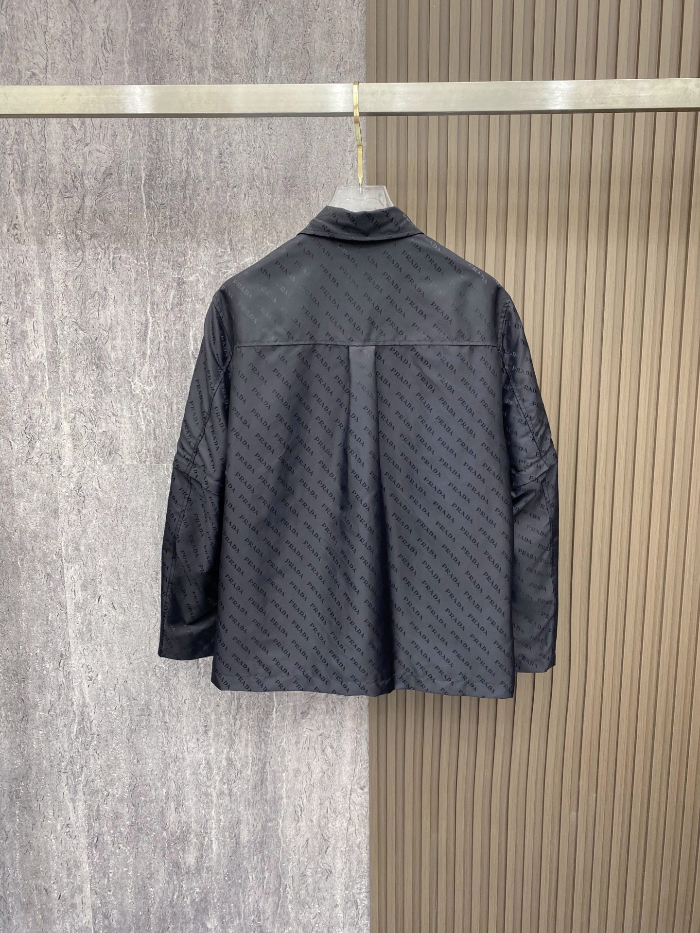 Prada 普拉达 2026ss春季新款夹克外套全高端版本！高定专柜面料辅料，透气舒适度高，细节无可挑剔