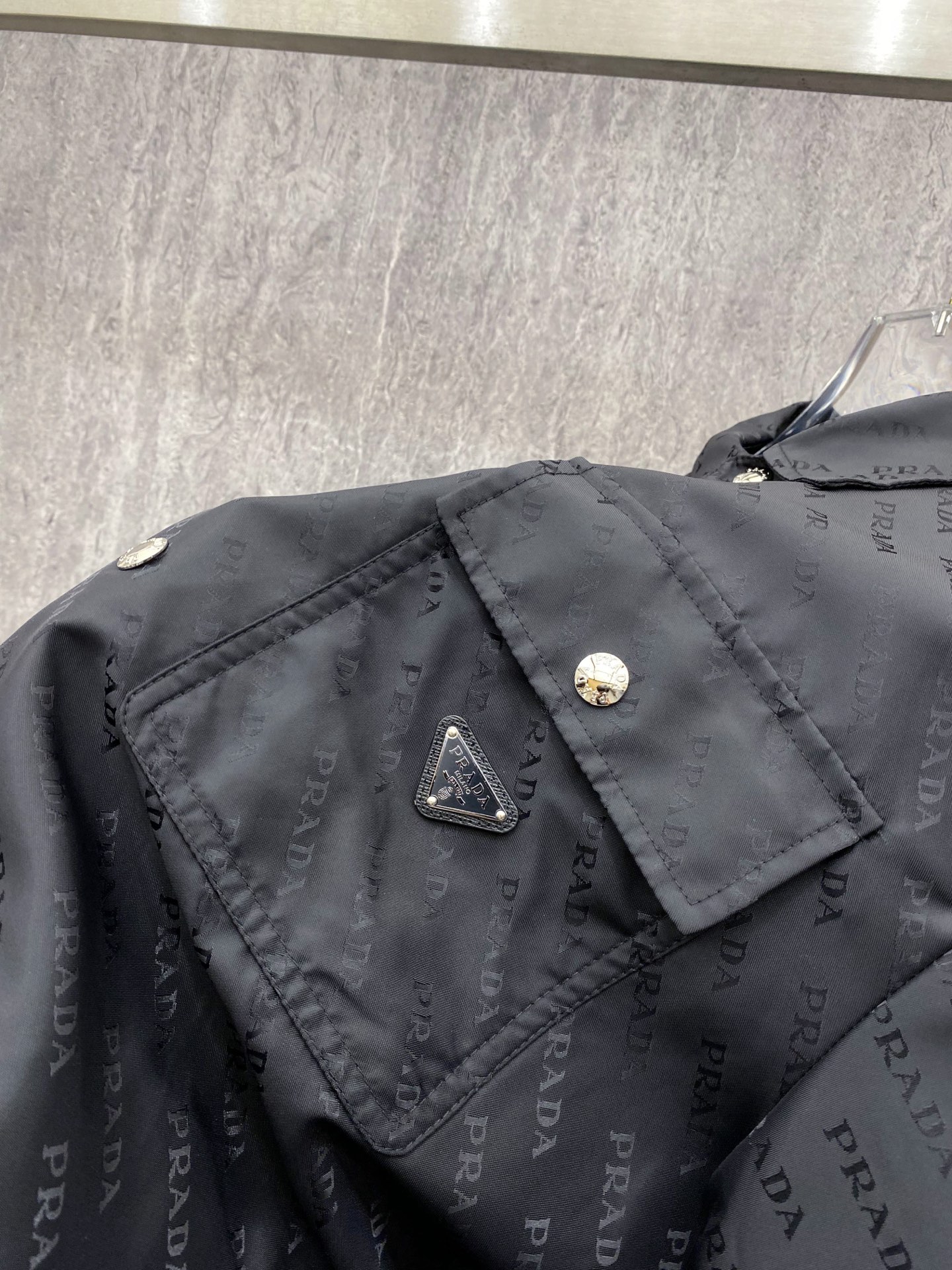 Prada 普拉达 2026ss春季新款夹克外套全高端版本！高定专柜面料辅料，透气舒适度高，细节无可挑剔