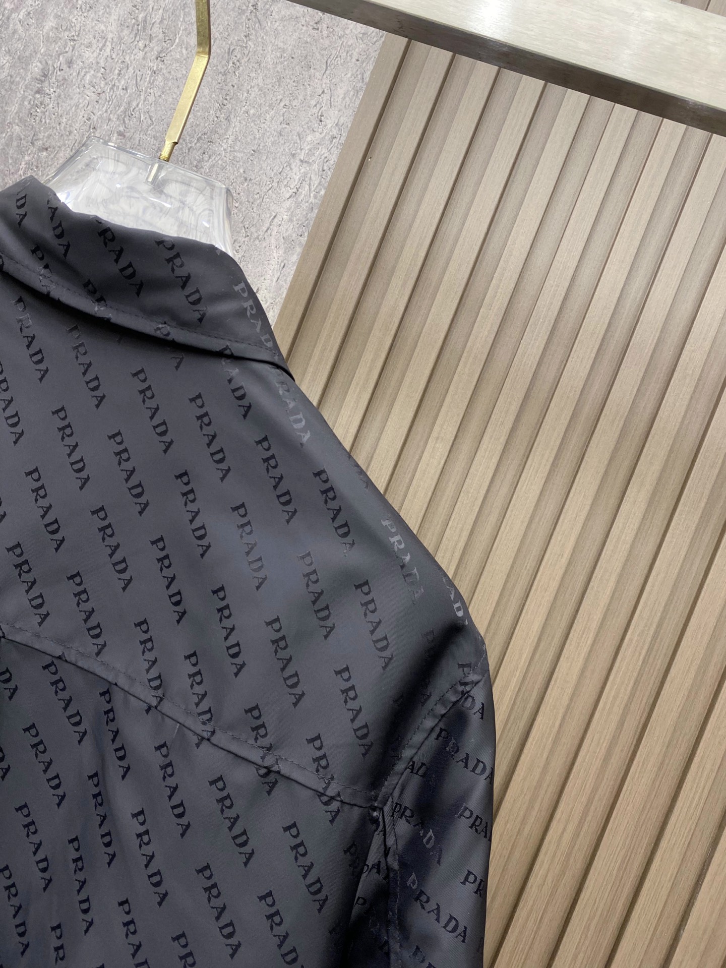 Prada 普拉达 2026ss春季新款夹克外套全高端版本！高定专柜面料辅料，透气舒适度高，细节无可挑剔