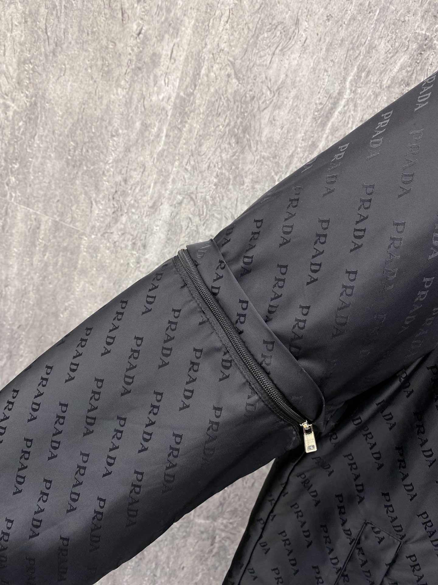 Prada 普拉达 2026ss春季新款夹克外套全高端版本！高定专柜面料辅料，透气舒适度高，细节无可挑剔