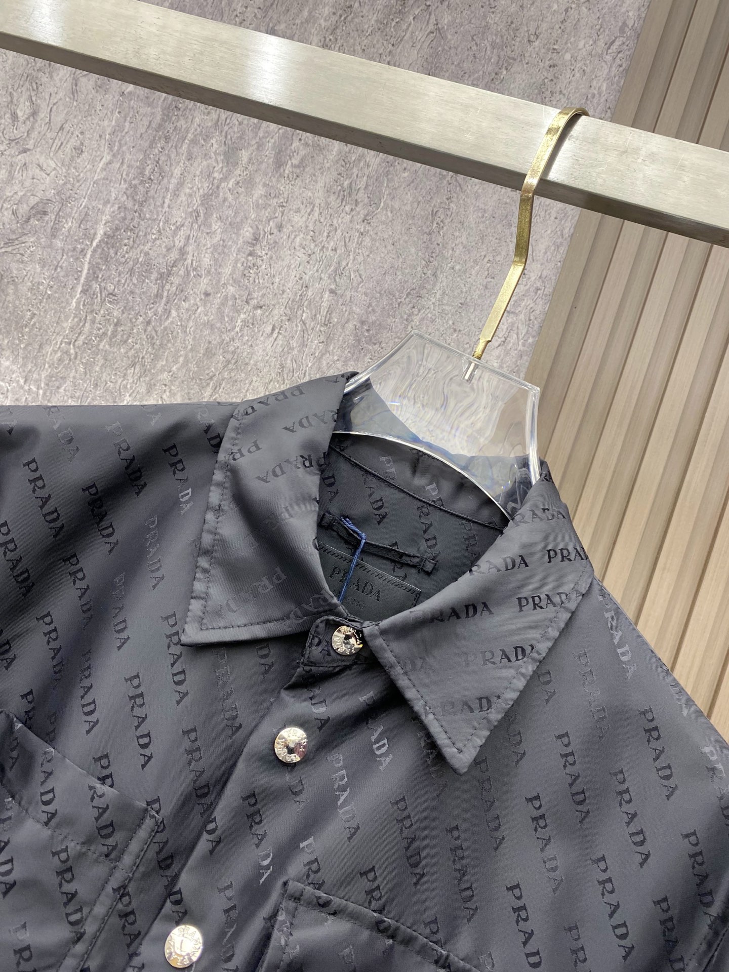 Prada 普拉达 2026ss春季新款夹克外套全高端版本！高定专柜面料辅料，透气舒适度高，细节无可挑剔