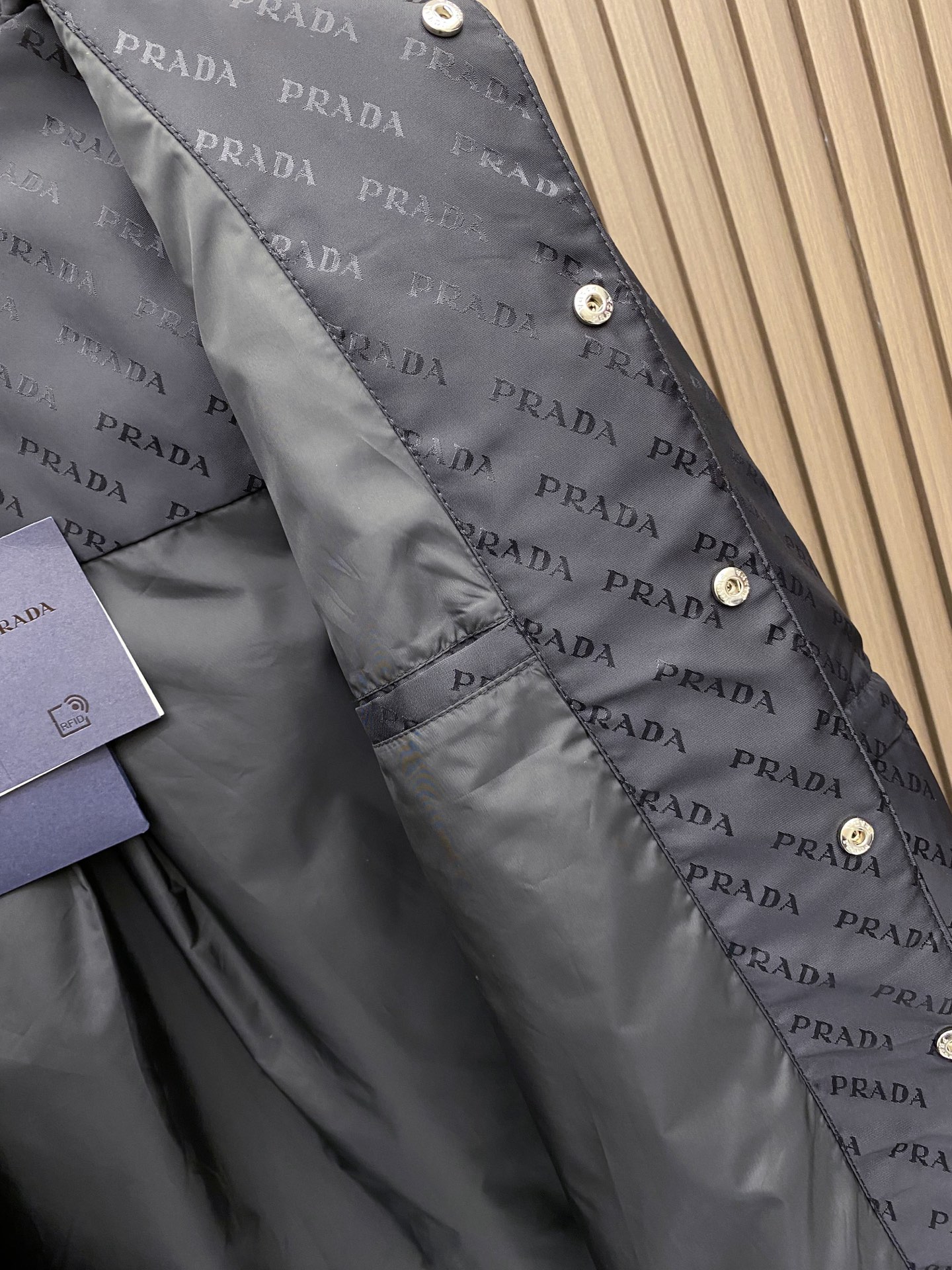 Prada 普拉达 2026ss春季新款夹克外套全高端版本！高定专柜面料辅料，透气舒适度高，细节无可挑剔