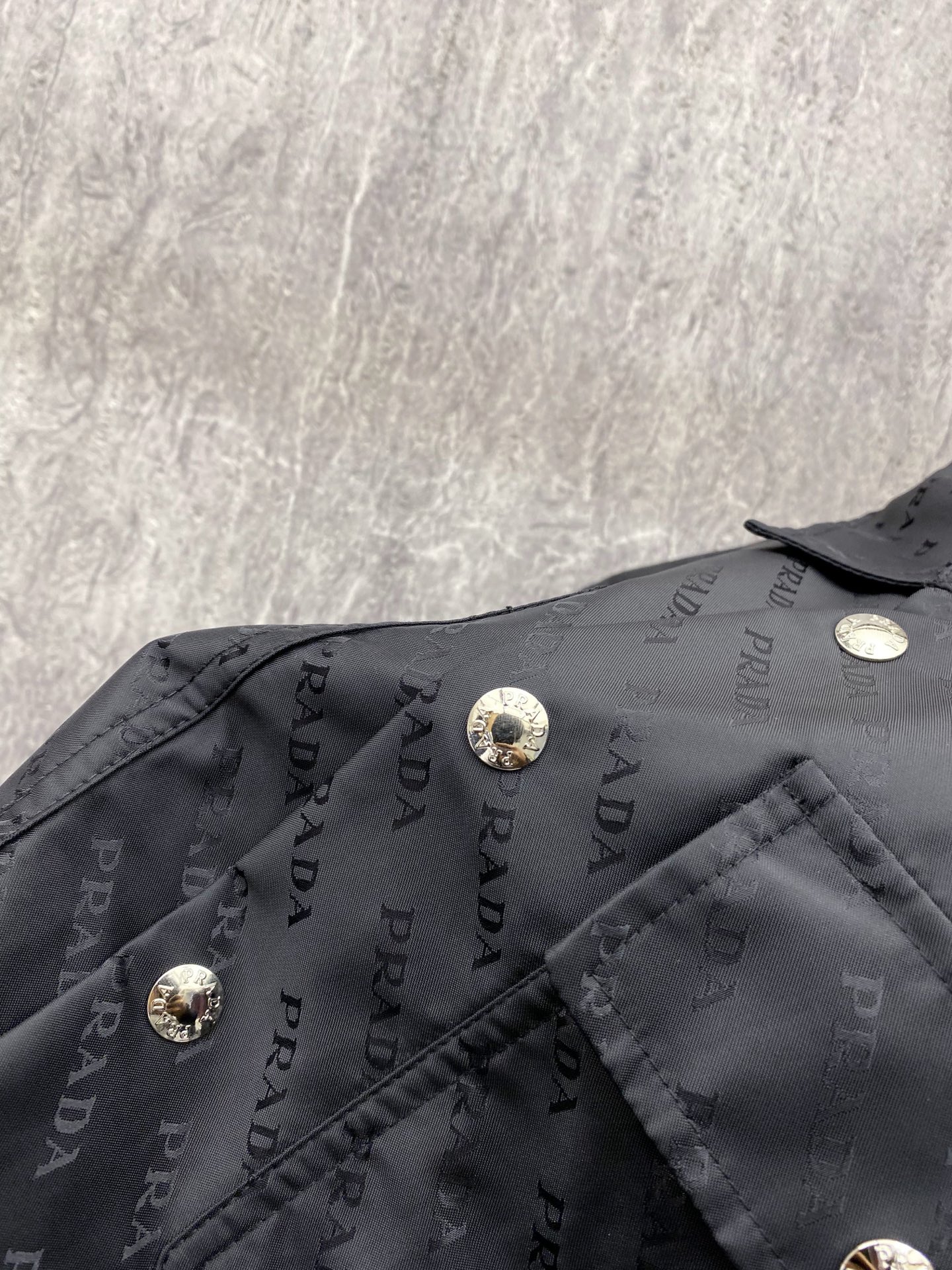 Prada 普拉达 2026ss春季新款夹克外套全高端版本！高定专柜面料辅料，透气舒适度高，细节无可挑剔