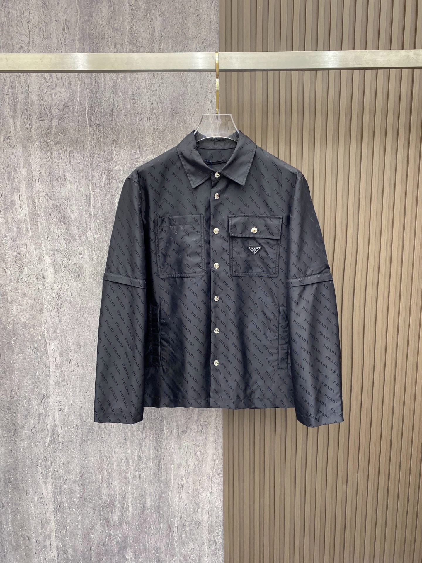 Prada 普拉达 2026ss春季新款夹克外套全高端版本！高定专柜面料辅料，透气舒适度高，细节无可挑剔