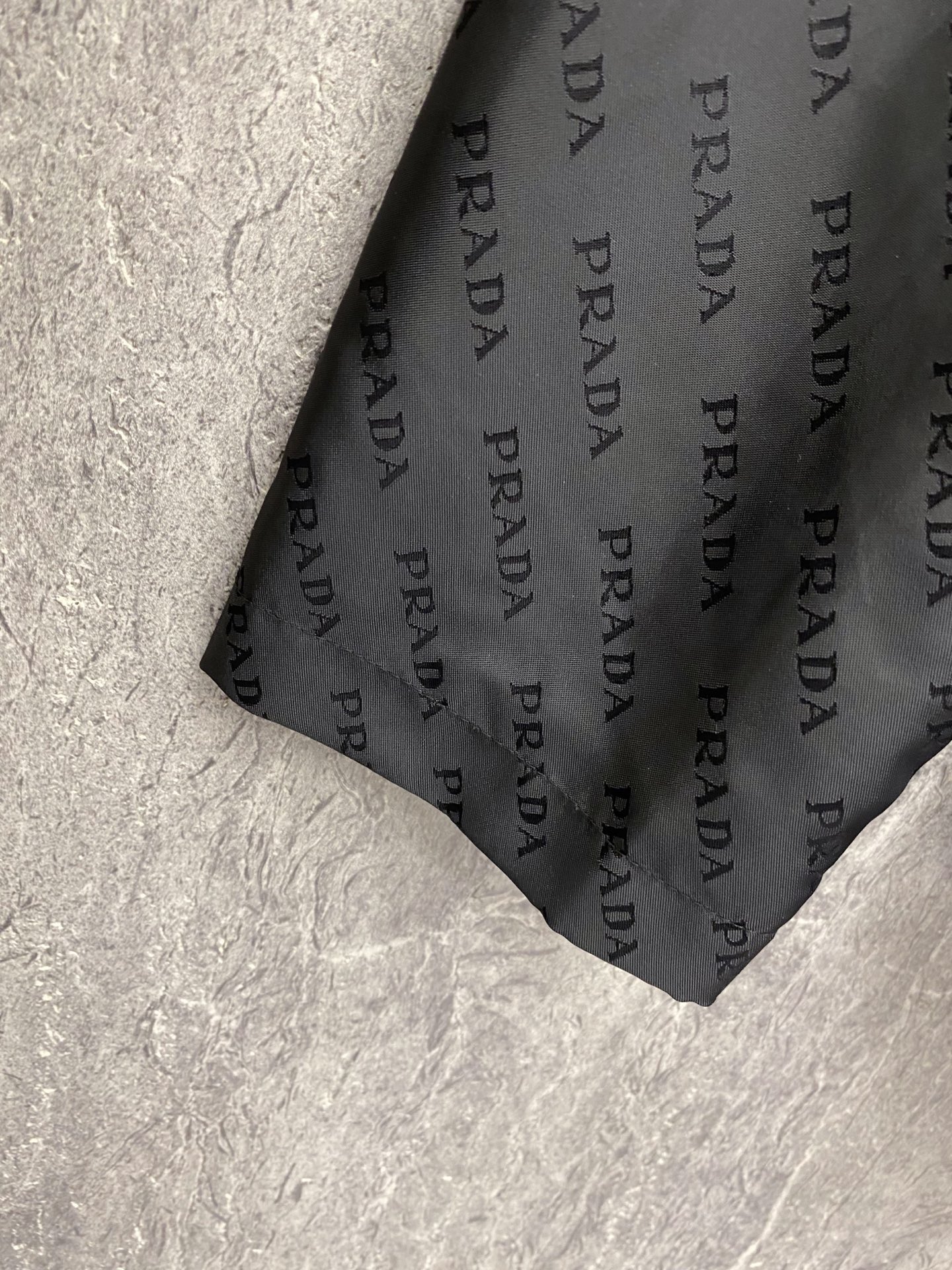 Prada 普拉达 2026ss春季新款夹克外套全高端版本！高定专柜面料辅料，透气舒适度高，细节无可挑剔