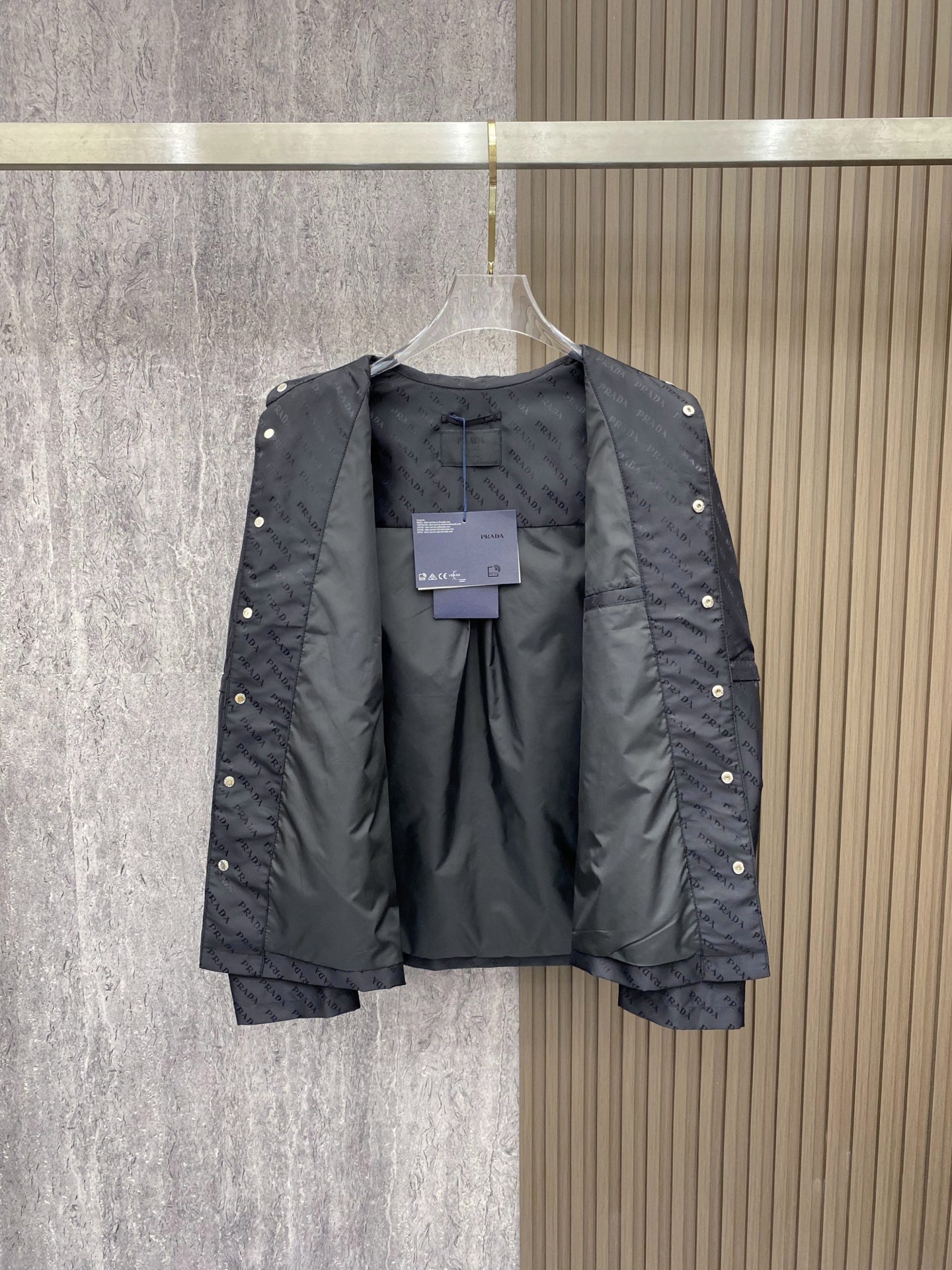 Prada 普拉达 2026ss春季新款夹克外套全高端版本！高定专柜面料辅料，透气舒适度高，细节无可挑剔