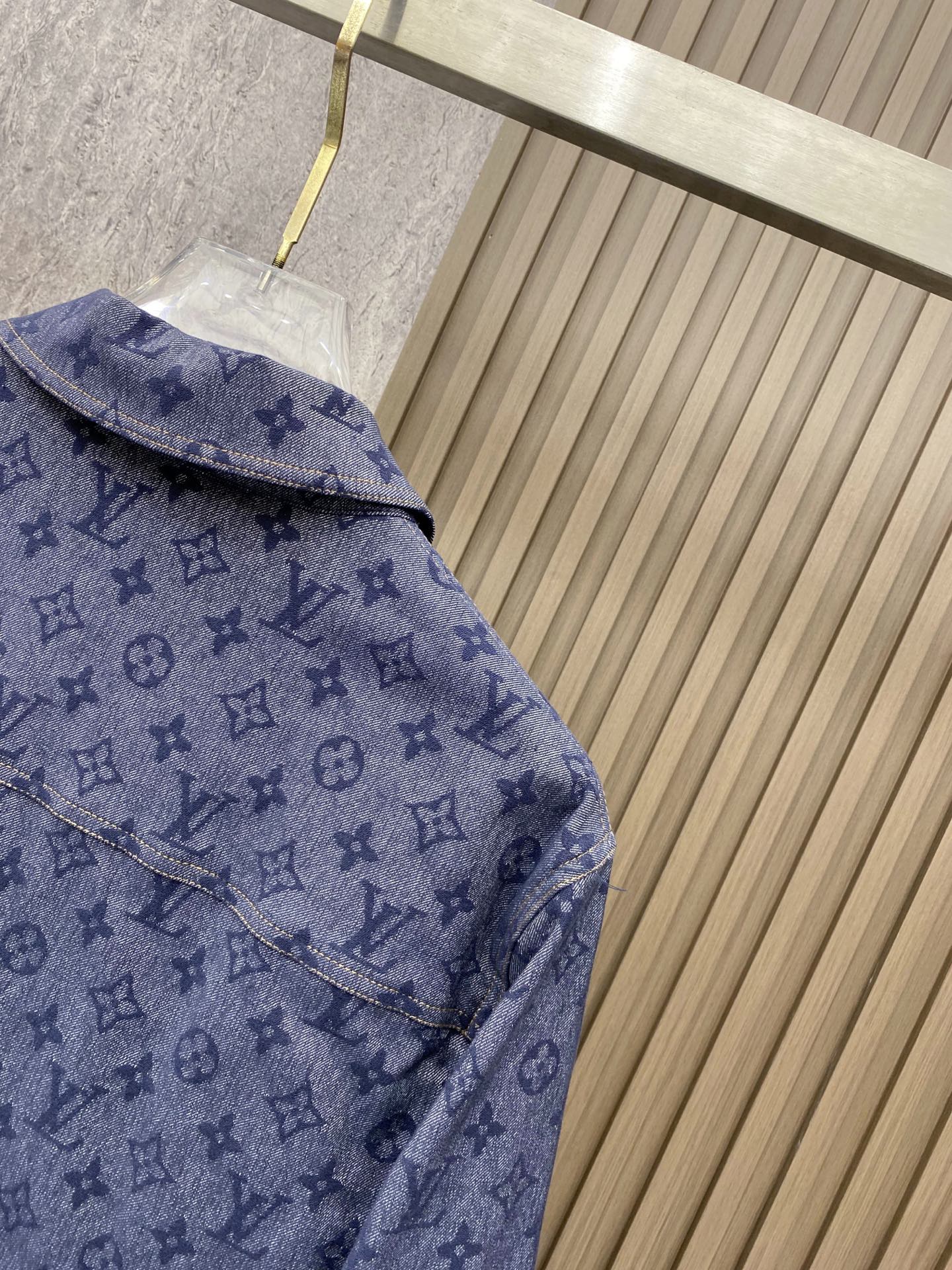 LV 大爆款 2026ss春季新款夹克外套全高端版本！高定专柜面料辅料，透气舒适度高，细节无可挑剔，做工