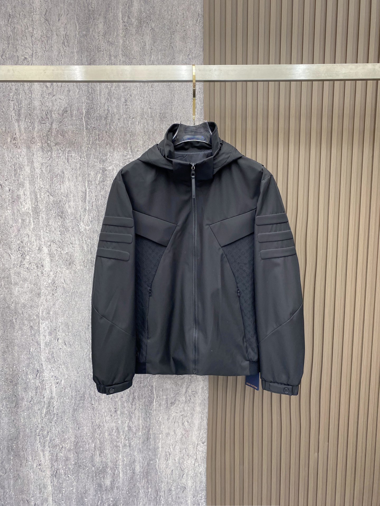 LV 2026ss春季新款夹克外套全高端版本！高定专柜面料辅料，透气舒适度高，细节无可挑剔，做工考究工艺