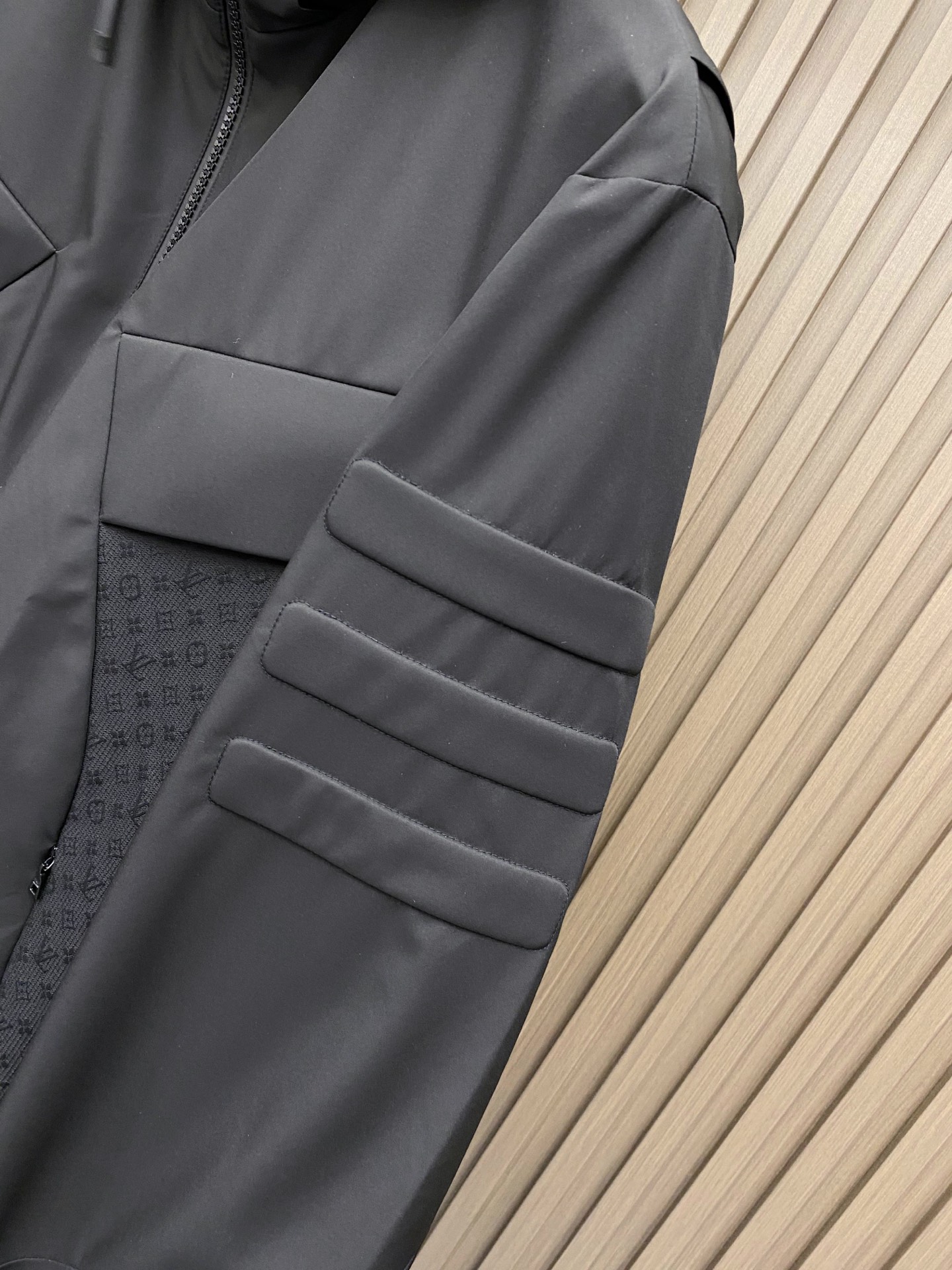 LV 2026ss春季新款夹克外套全高端版本！高定专柜面料辅料，透气舒适度高，细节无可挑剔，做工考究工艺