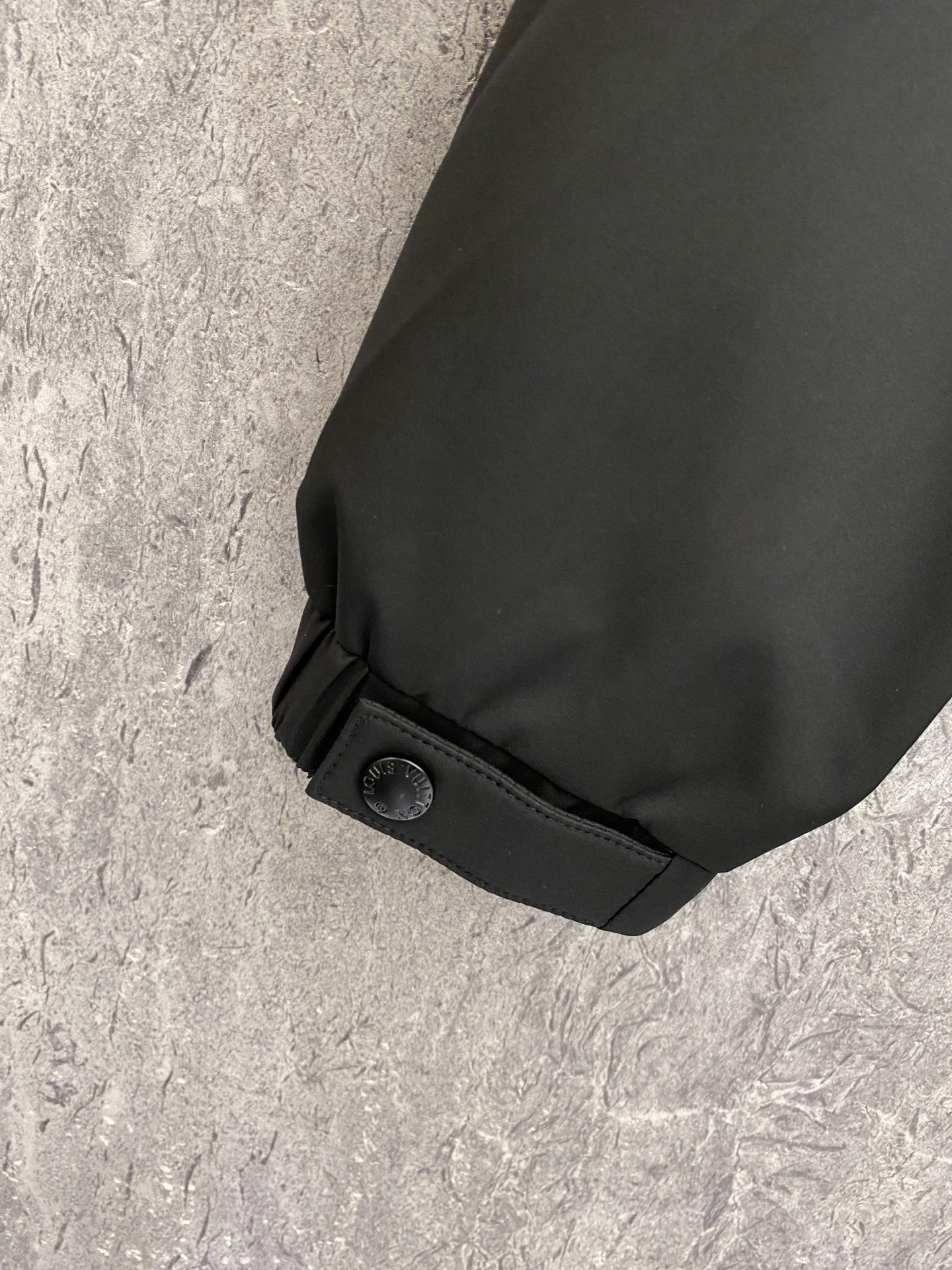 LV 2026ss春季新款夹克外套全高端版本！高定专柜面料辅料，透气舒适度高，细节无可挑剔，做工考究工艺