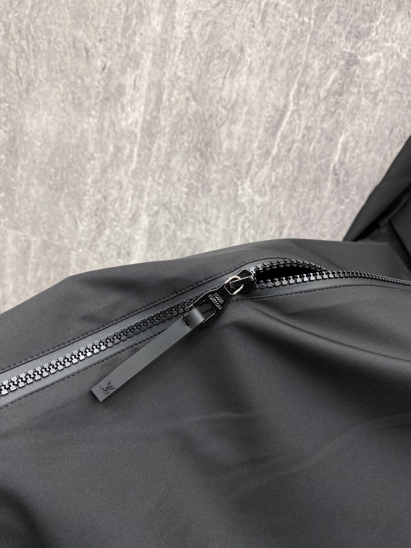 LV 2026ss春季新款夹克外套全高端版本！高定专柜面料辅料，透气舒适度高，细节无可挑剔，做工考究工艺