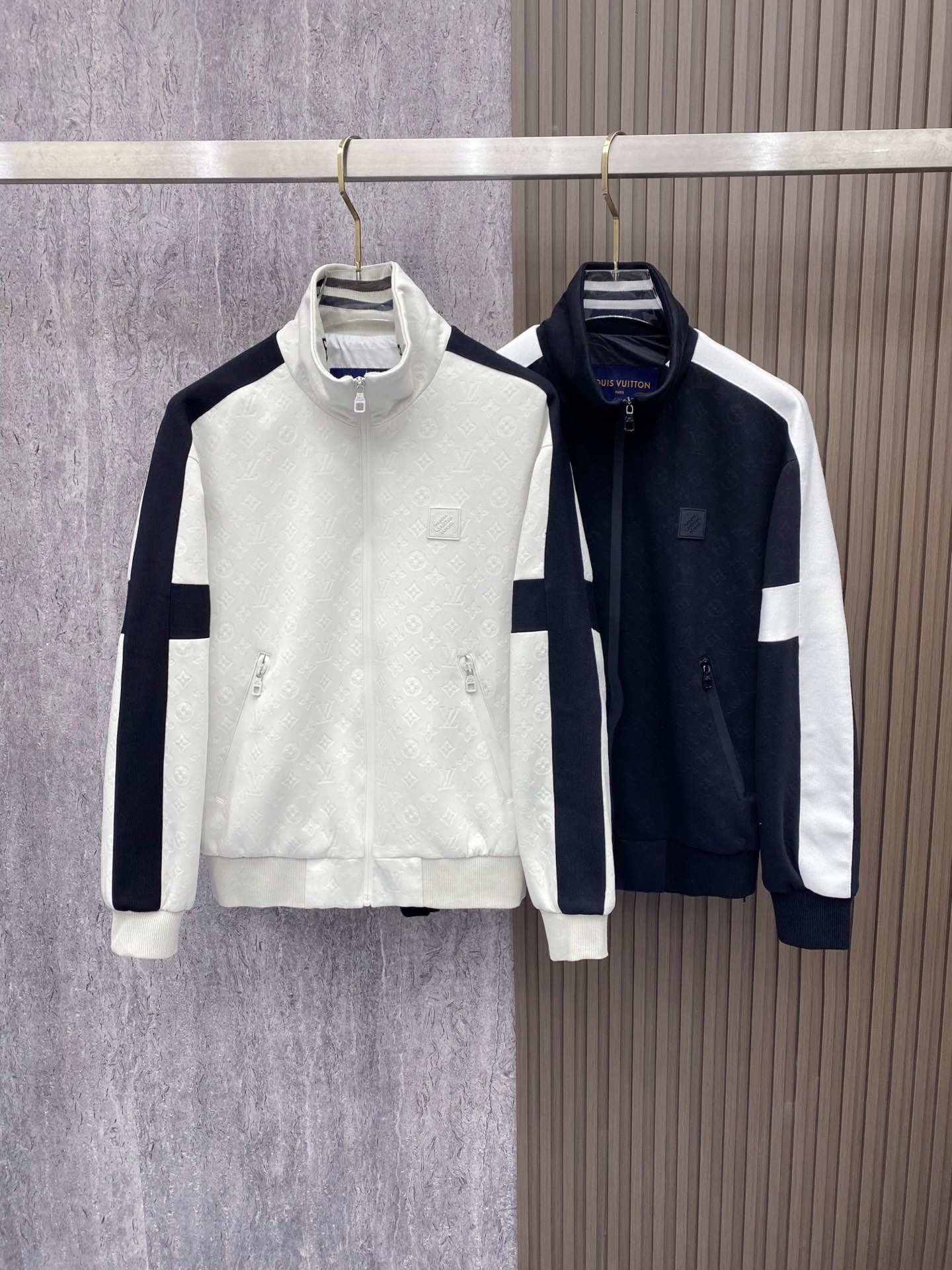 LV 2026ss春季新款立领夹克外套全高端版本！高定专柜面料辅料，透气舒适度高，细节无可挑剔，做工考究