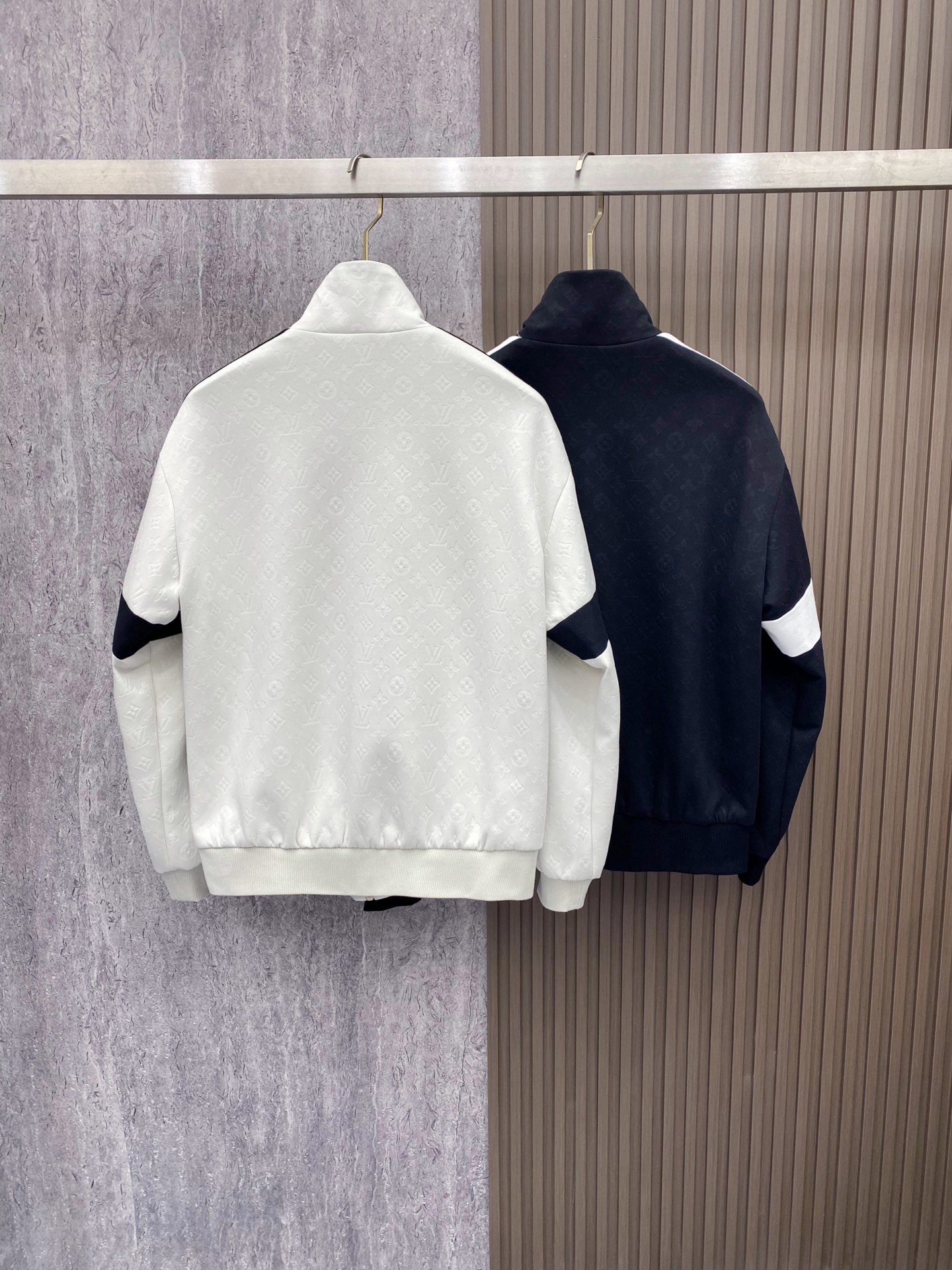 LV 2026ss春季新款立领夹克外套全高端版本！高定专柜面料辅料，透气舒适度高，细节无可挑剔，做工考究