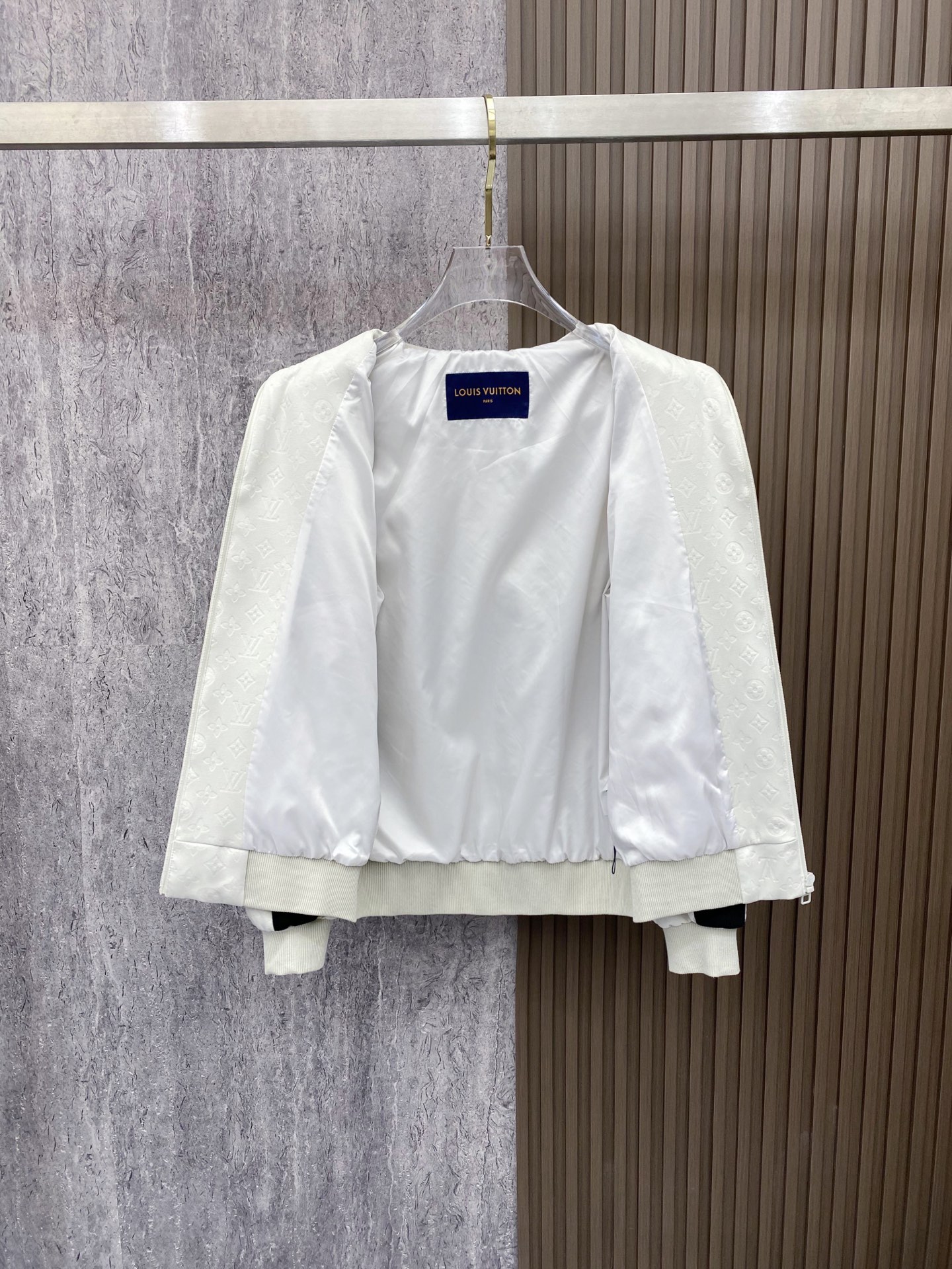 LV 2026ss春季新款立领夹克外套全高端版本！高定专柜面料辅料，透气舒适度高，细节无可挑剔，做工考究