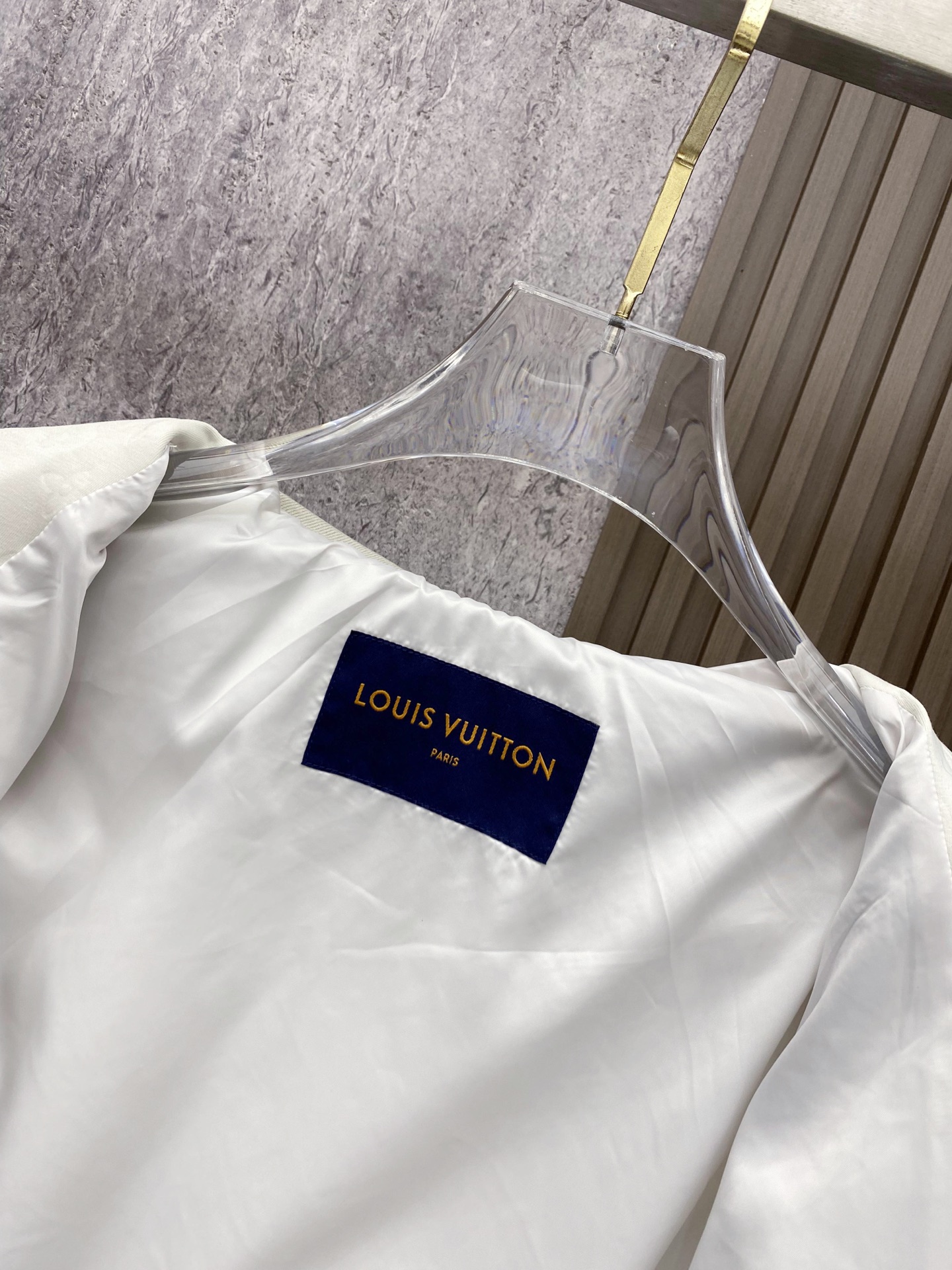 LV 2026ss春季新款立领夹克外套全高端版本！高定专柜面料辅料，透气舒适度高，细节无可挑剔，做工考究