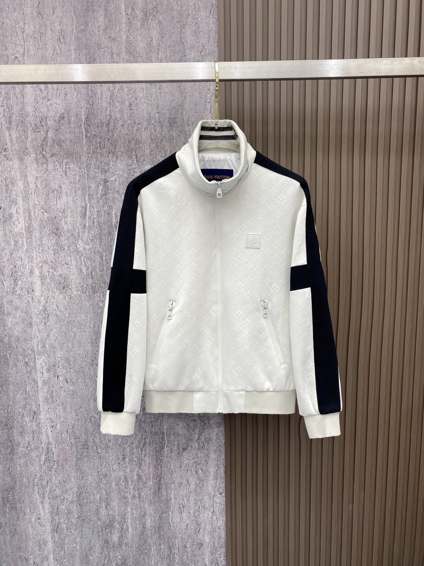 LV 2026ss春季新款立领夹克外套全高端版本！高定专柜面料辅料，透气舒适度高，细节无可挑剔，做工考究
