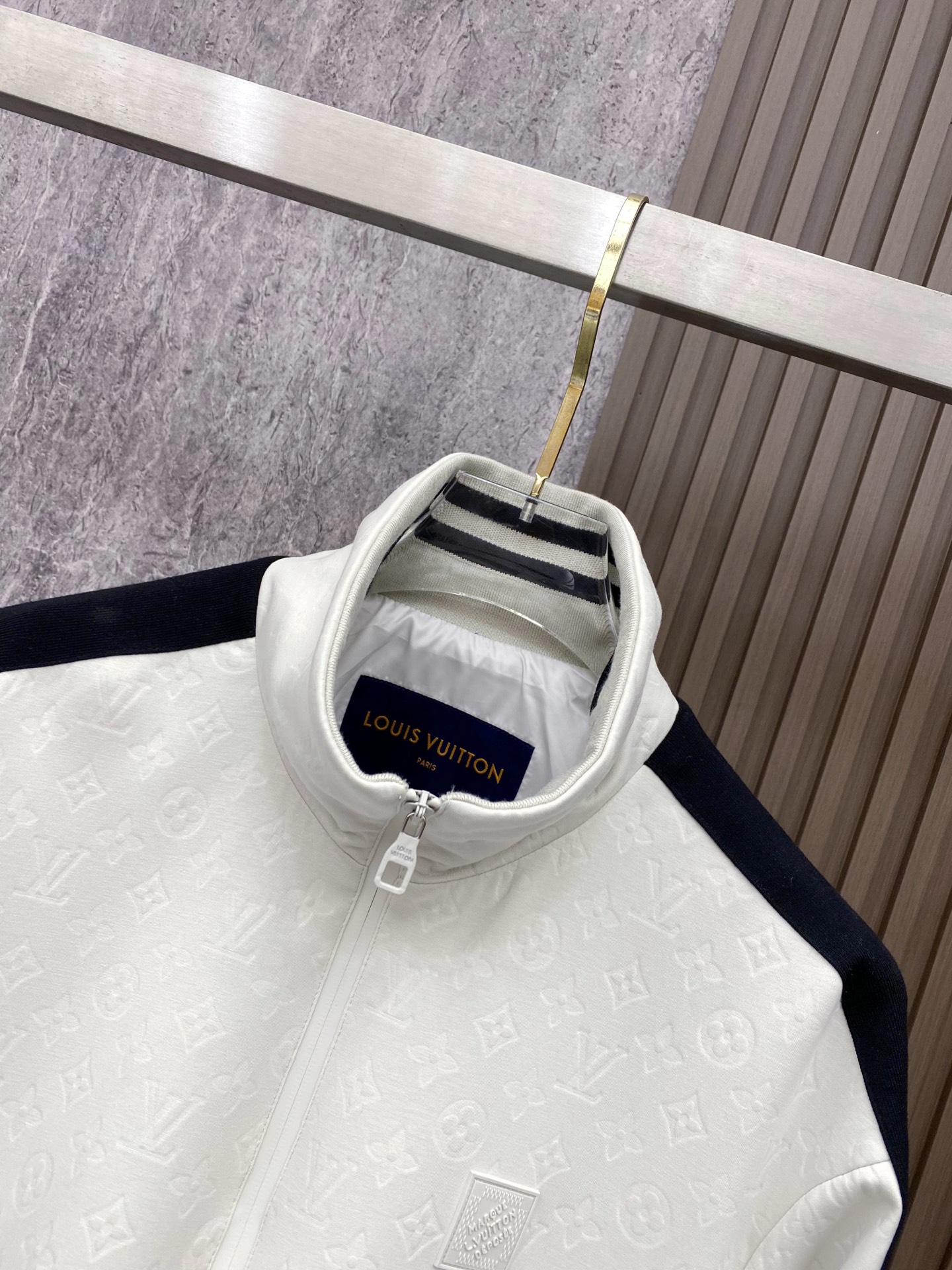 LV 2026ss春季新款立领夹克外套全高端版本！高定专柜面料辅料，透气舒适度高，细节无可挑剔，做工考究