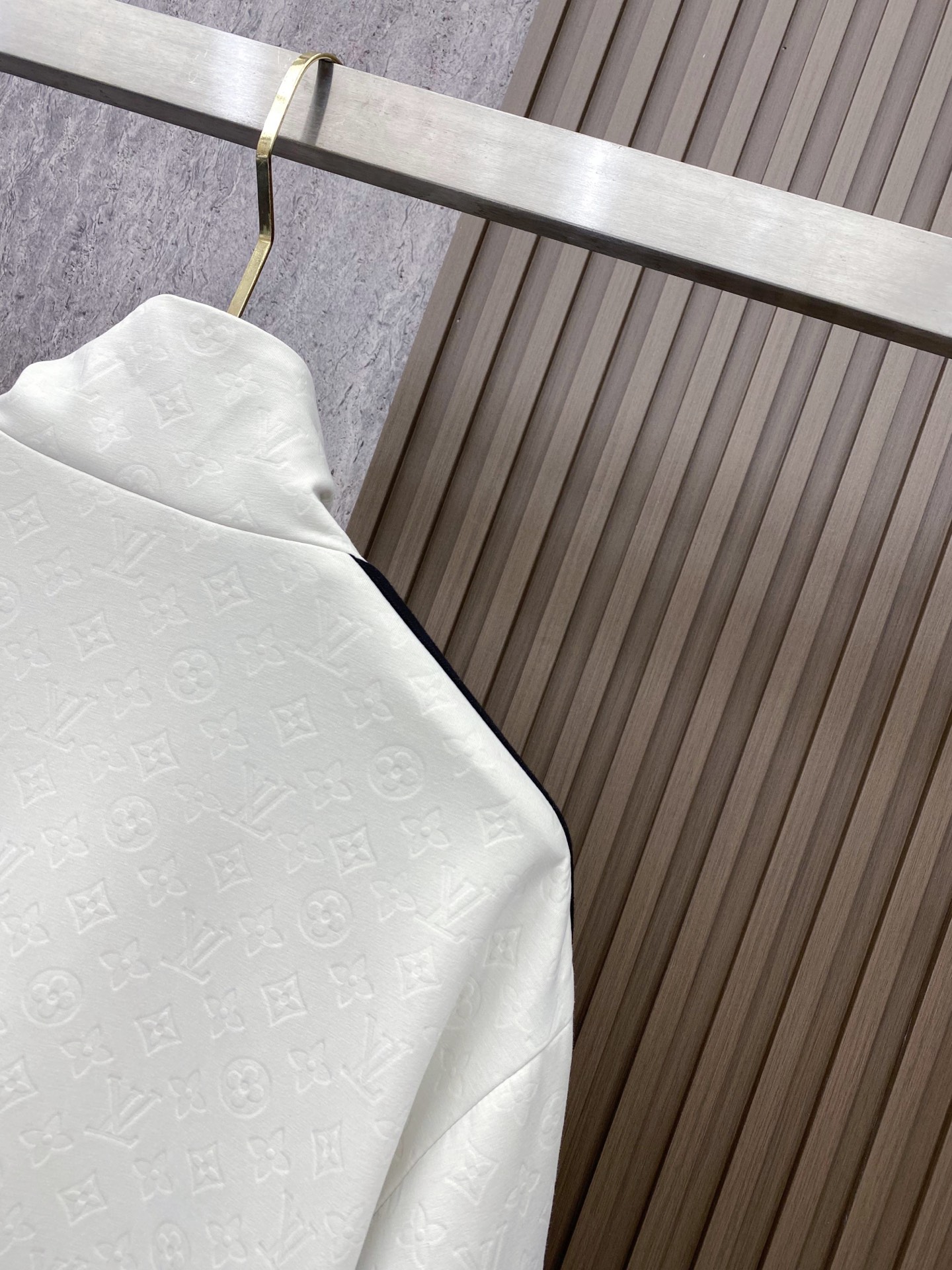 LV 2026ss春季新款立领夹克外套全高端版本！高定专柜面料辅料，透气舒适度高，细节无可挑剔，做工考究