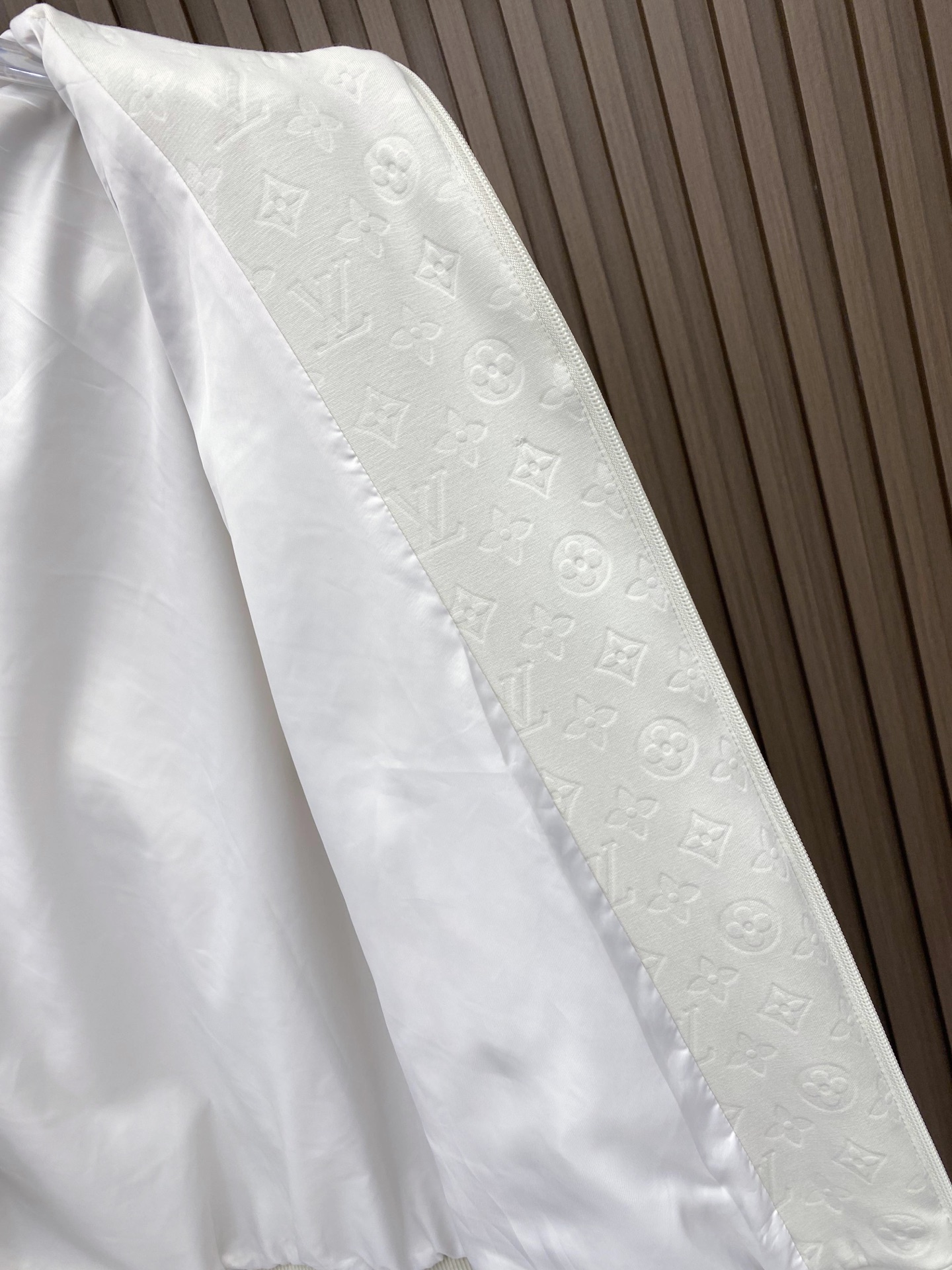 LV 2026ss春季新款立领夹克外套全高端版本！高定专柜面料辅料，透气舒适度高，细节无可挑剔，做工考究