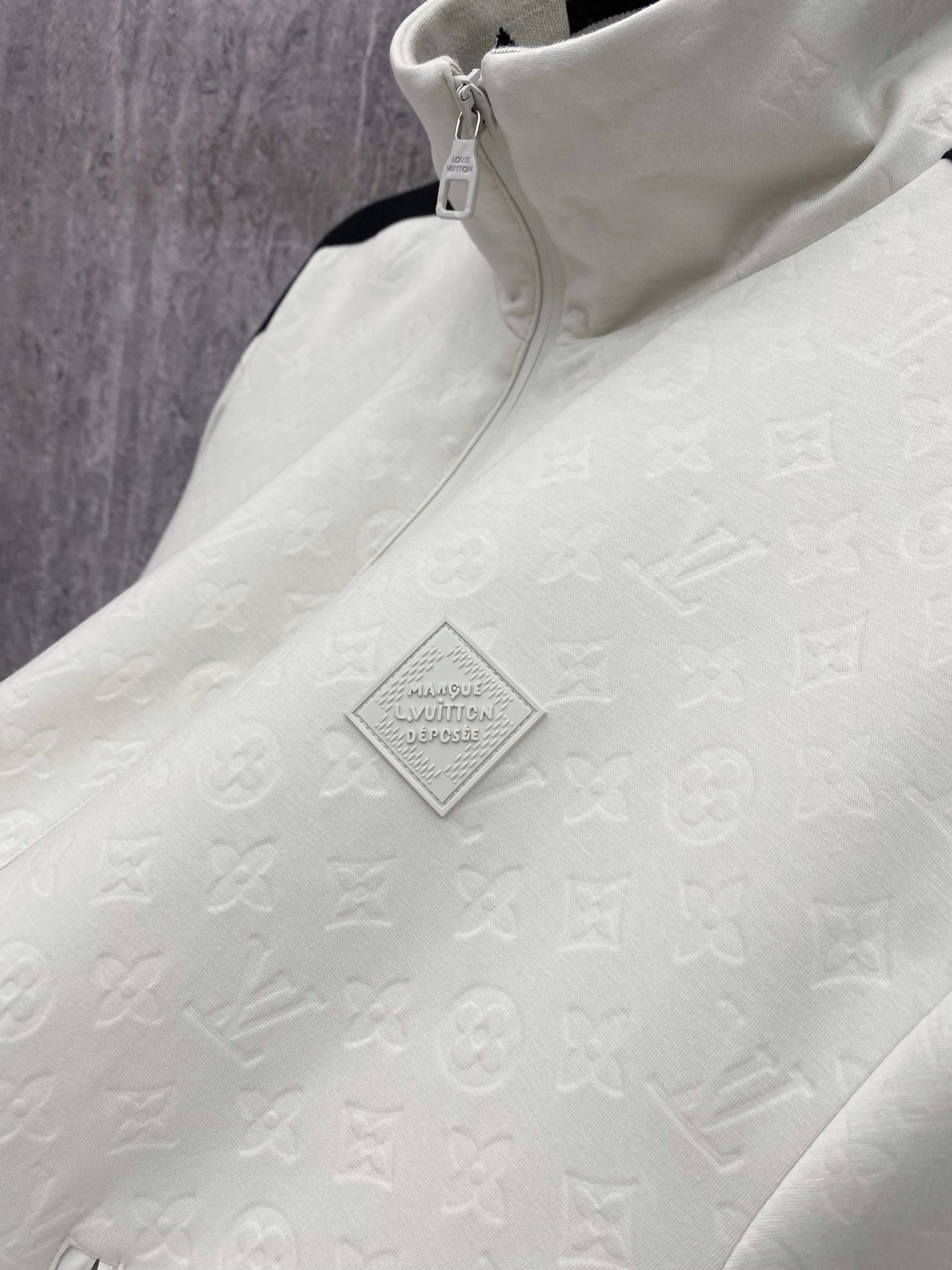 LV 2026ss春季新款立领夹克外套全高端版本！高定专柜面料辅料，透气舒适度高，细节无可挑剔，做工考究