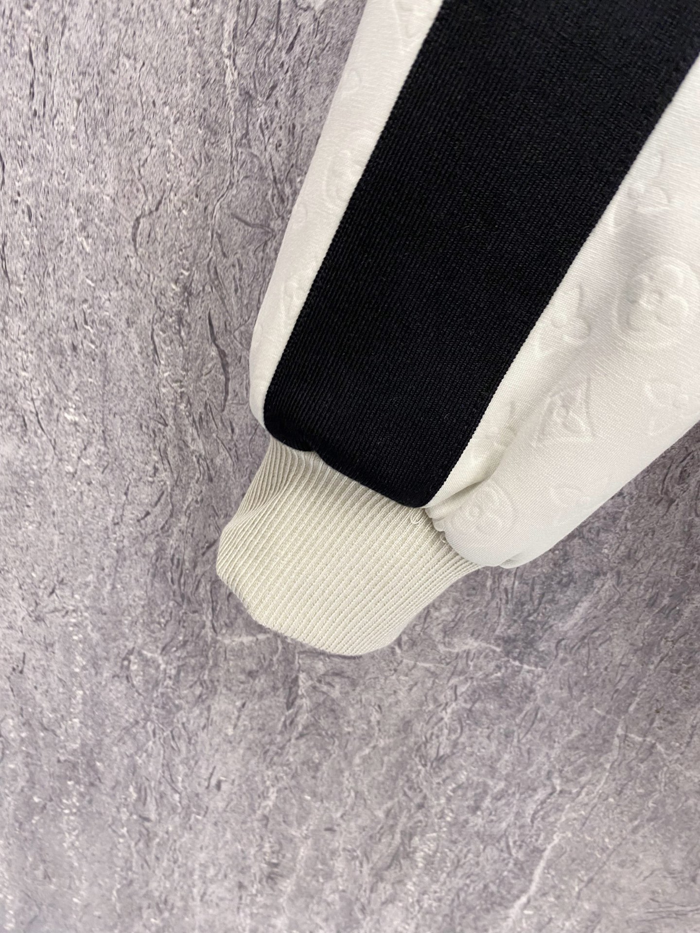 LV 2026ss春季新款立领夹克外套全高端版本！高定专柜面料辅料，透气舒适度高，细节无可挑剔，做工考究