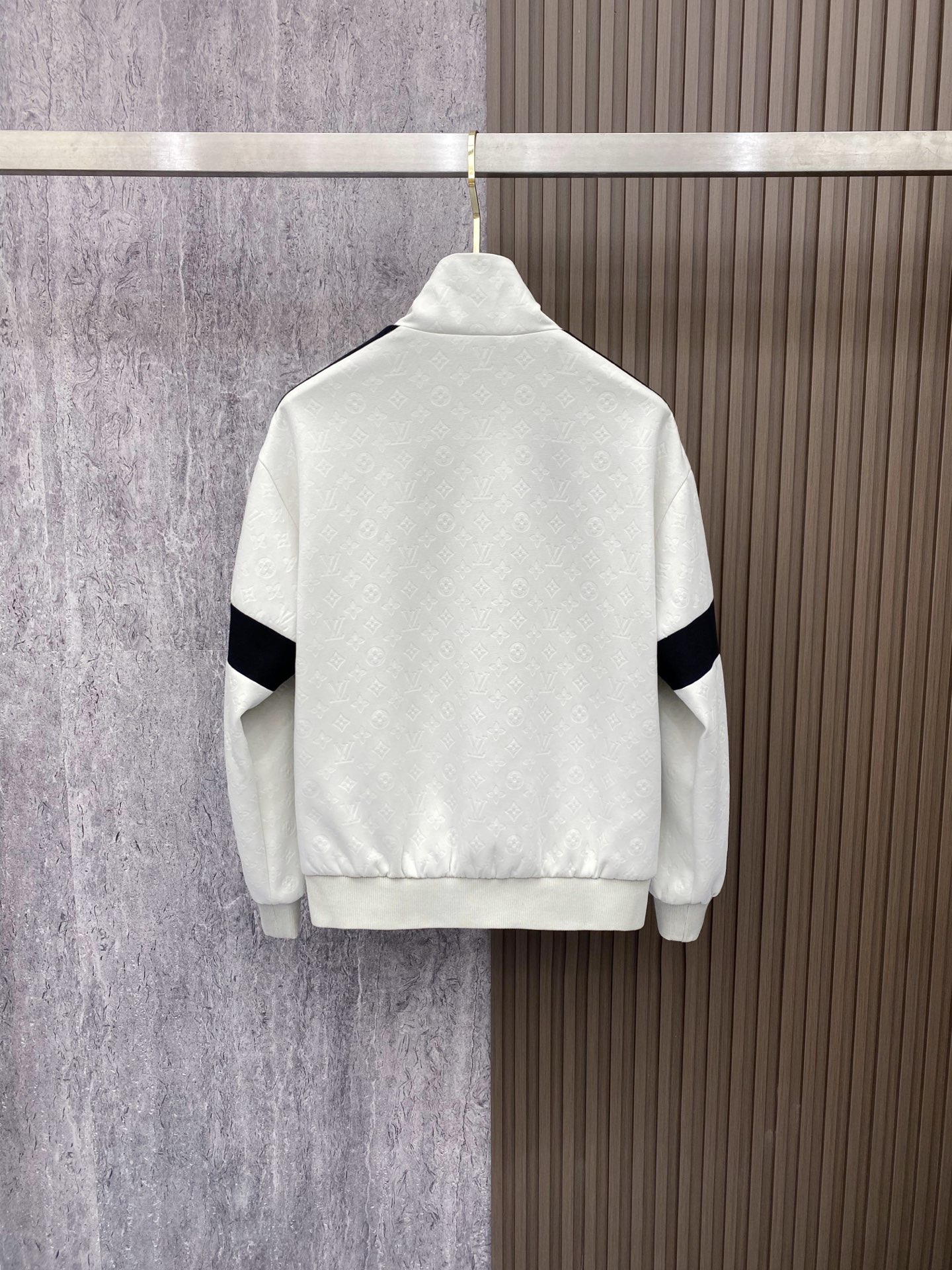 LV 2026ss春季新款立领夹克外套全高端版本！高定专柜面料辅料，透气舒适度高，细节无可挑剔，做工考究