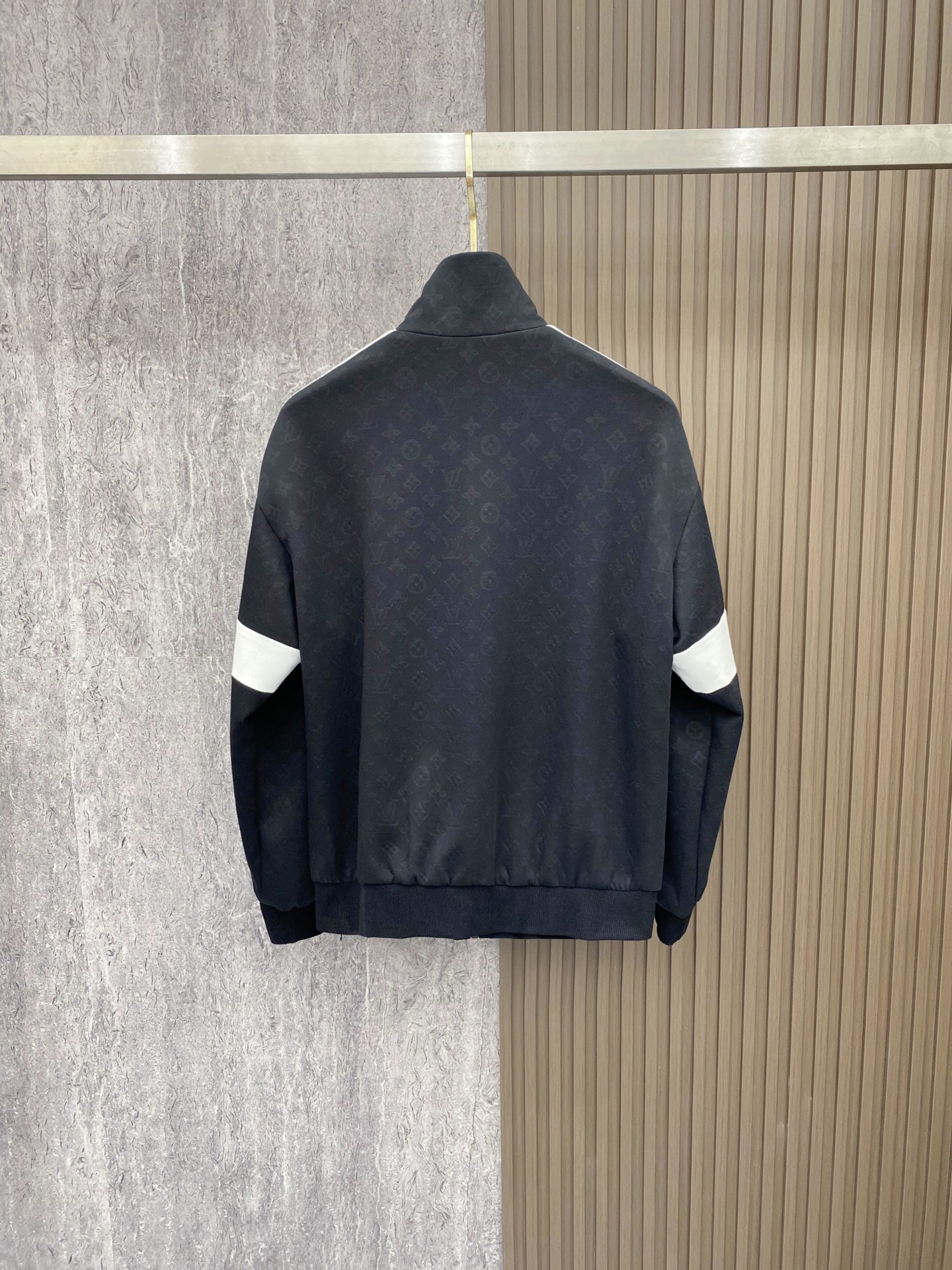 LV 2026ss春季新款立领夹克外套全高端版本！高定专柜面料辅料，透气舒适度高，细节无可挑剔，做工考究