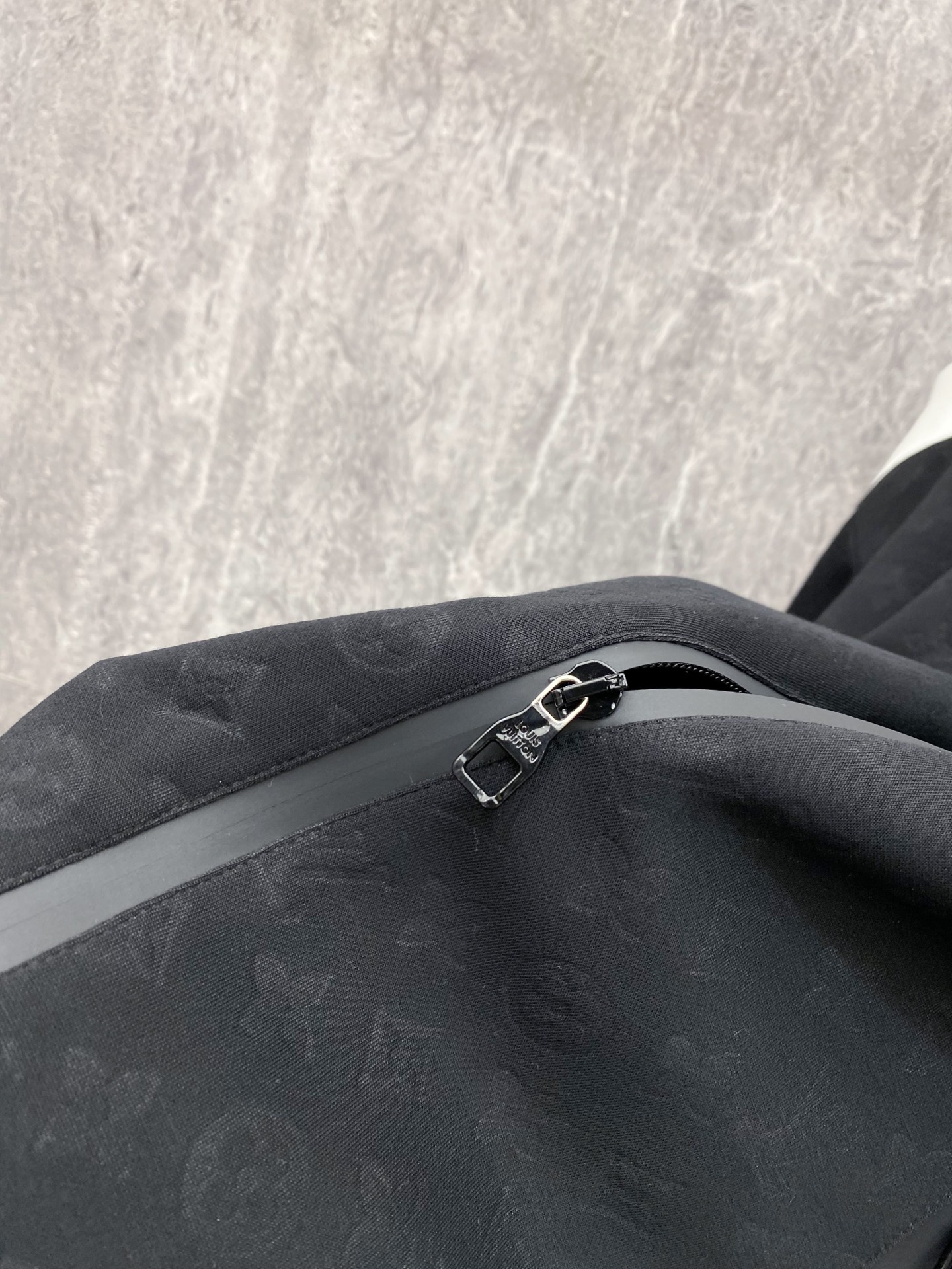 LV 2026ss春季新款立领夹克外套全高端版本！高定专柜面料辅料，透气舒适度高，细节无可挑剔，做工考究